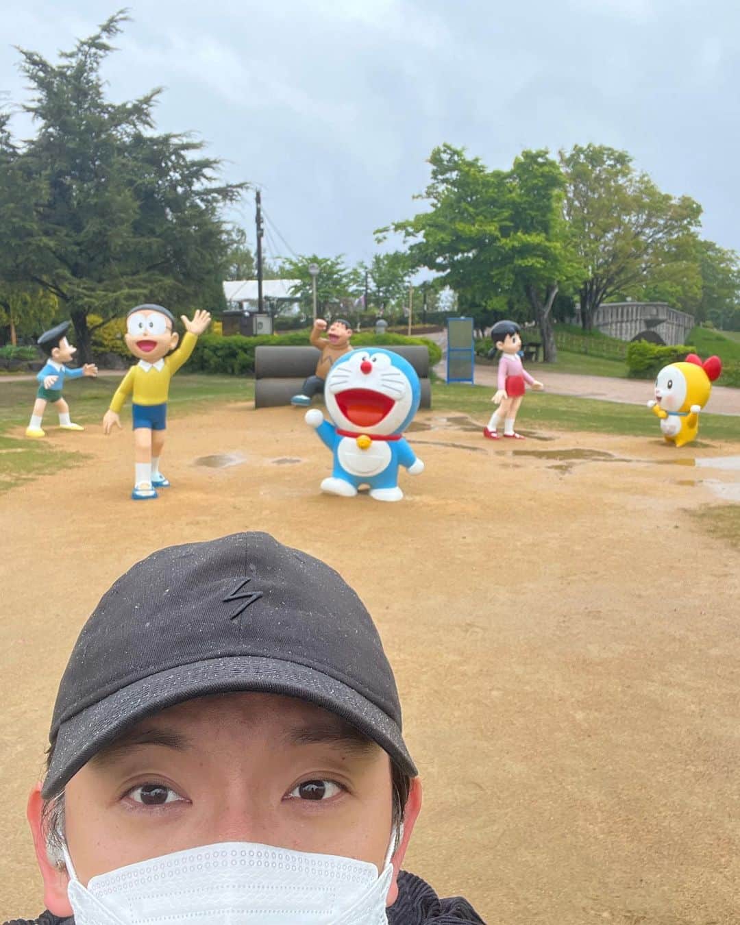 向井慧のインスタグラム：「富山一人旅。 #ゴールデンウィーク #富山の本気 #おとぎの森公園 #ドラえもん #雨と風強すぎて人ゼロ #写真撮ってもらいたかったけど人ゼロ #自撮りの限界 #スネ夫とドラミちゃんを画角に入れるのがムズい #ドラえもんに三脚を出して欲しかった」