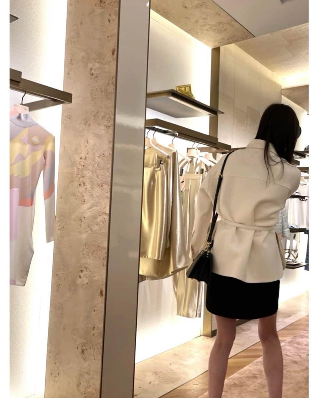 佐々木希さんのインスタグラム写真 - (佐々木希Instagram)「真剣。笑 #Fendi で買い物。 色々試着して楽しかったなぁ。 久々にハイブランドのお店に行ったけど心が躍った。笑」4月29日 14時32分 - nozomisasaki_official