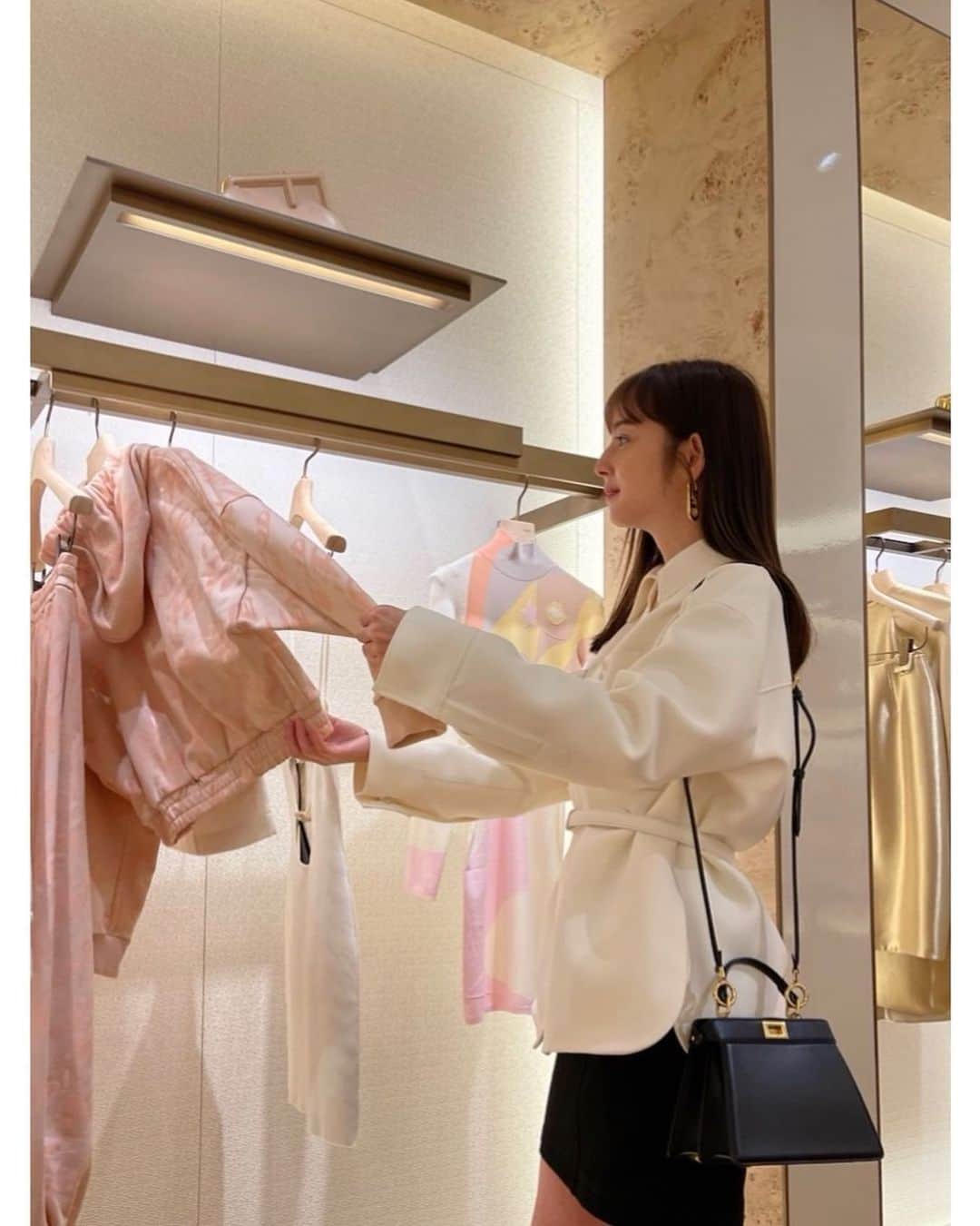 佐々木希さんのインスタグラム写真 - (佐々木希Instagram)「真剣。笑 #Fendi で買い物。 色々試着して楽しかったなぁ。 久々にハイブランドのお店に行ったけど心が躍った。笑」4月29日 14時32分 - nozomisasaki_official