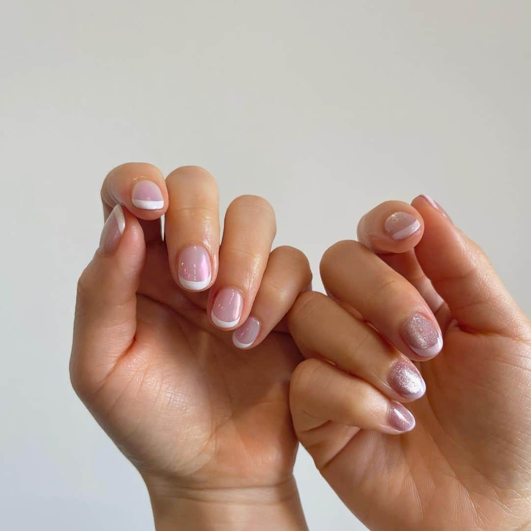 ひよんのインスタグラム：「💅💛  新しいネイル☺️💅 左はピンクのミラーネイルに白フレンチ🤍 右はピンクのマグネットネイルにピンクフレンチ💓  とっても気に入っている😆✨ ネイル新しいと気分もあがる☺️☺️  #ネイルデザイン #ひよんネイル #ネイルアート」