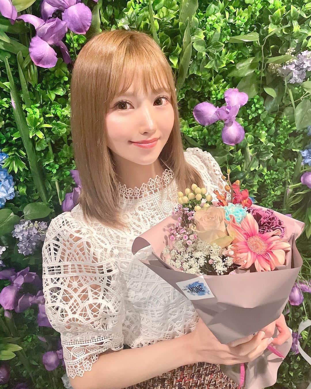 佐崎きさきのインスタグラム：「. . . お食事も美味しくて😋 お花もとっても綺麗💐！！ すっごく幸せな気持ちになれる お店でした🥰✨ . @flowerwall_mone_shinjyuku  . . . #新宿グルメ #flower  #新宿 #ディナー  #ootd #code #fashion」