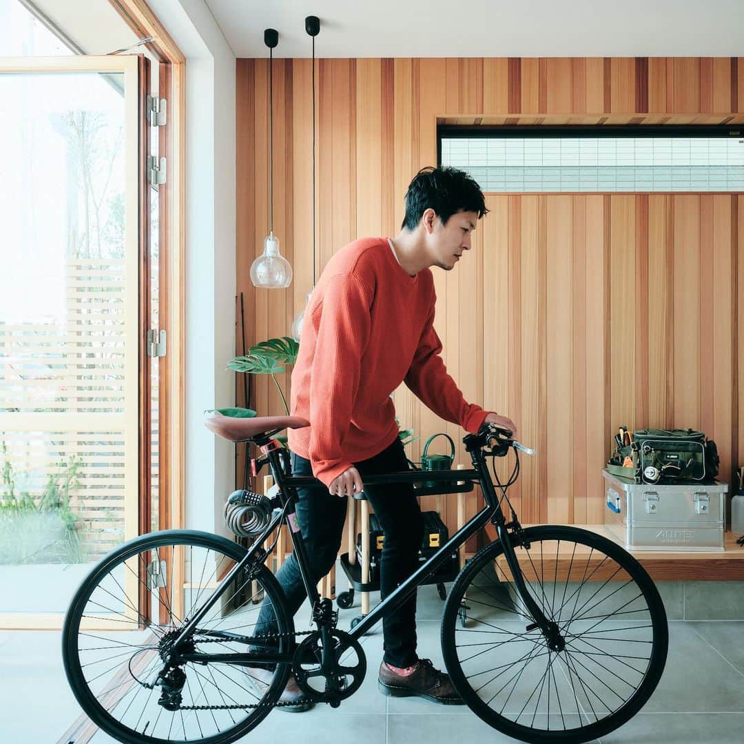のインスタグラム：「三井ホームさんの新商品「IZM」での ボーダレスな暮らしについてインタビューしていただきました。 @mitsuihome   写真の自転車は普段乗っているものです。 IZMは、外と中の境界がないボーダレスなデザインで、 場所にとらわれない自己流な過ごし方が叶うお家らしいです。すごく良い空間でした。 土間が広い家はいいですよね。僕は趣味が多いので、そのあたりのことを喋っています。   インタビューの内容は こちからぜひチェックしてください！ @mitsuihome  #わたしならこんな暮らし　#myborderlessstyle #izm　#borderless　#borderlesslife　#lifestyle #注文住宅　#戸建て　#木造住宅 　#サスティナブル #三井ホーム　#PR」