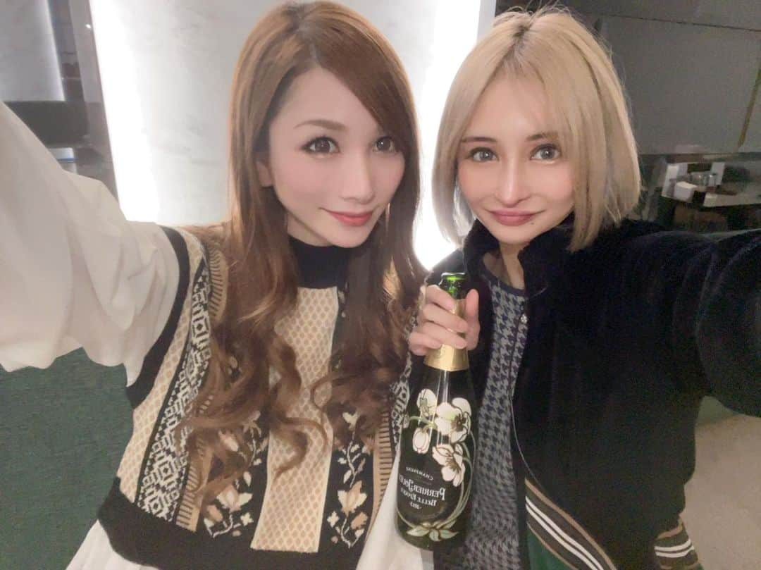 ベル（ニューハーフ）のインスタグラム：「ののか大先生んとこに、久々お邪魔しましたの😍 元気頂いたわ〜 突然の突撃、失礼いたしました🍾  #キャバクラ #R #歌舞伎町 #さくらいののかちゃん #ひげがーる #ニューハーフ #べる」