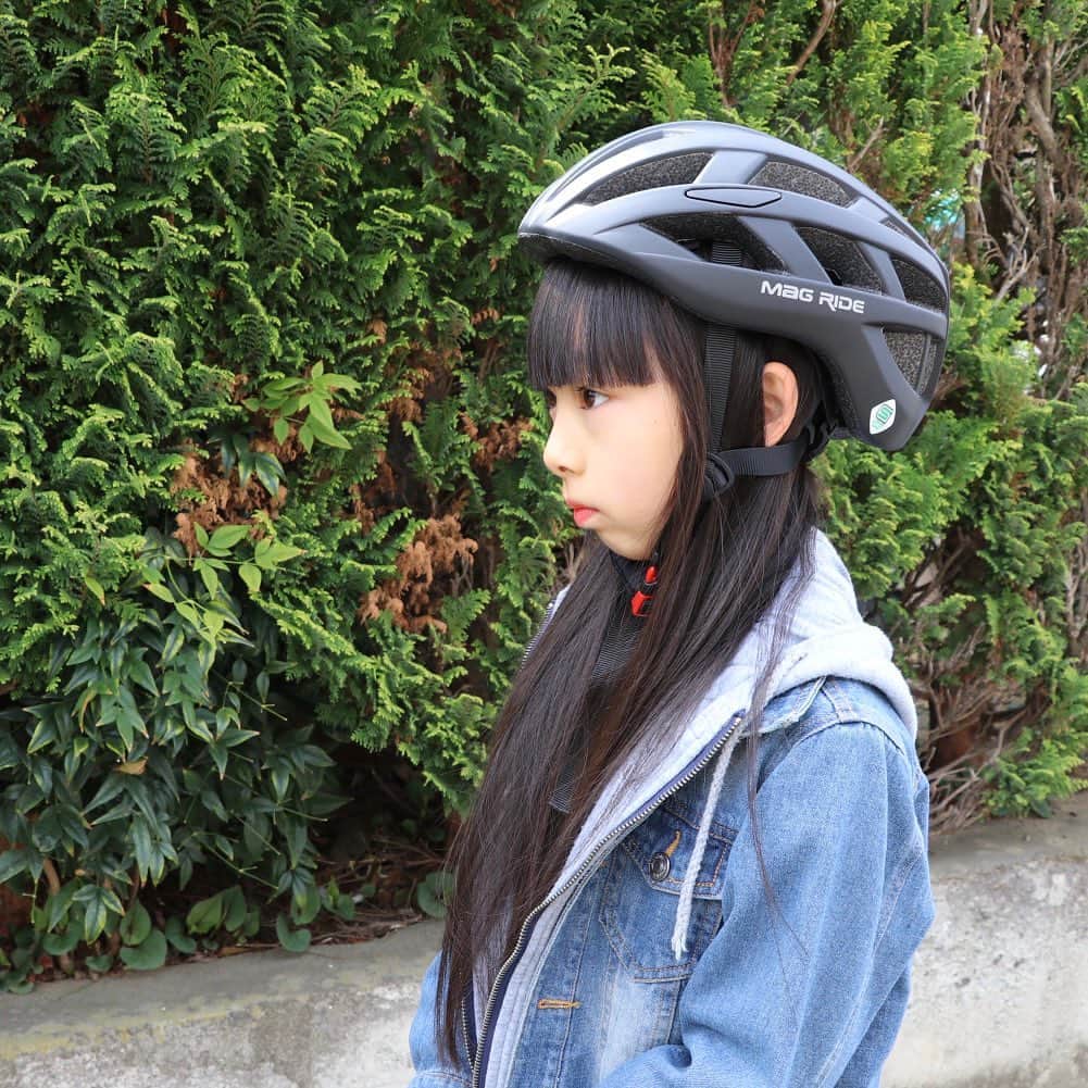 Akiさんのインスタグラム写真 - (AkiInstagram)「#PR 4/29 ・ めちゃくちゃ乗れますけど？ みたいな顔してるけど ・ 1ミリも乗れない😌🛹← ・ コツが掴める気が全くしないんだけど 教えて、乗れる人😌👂 ・ ・ ・ そんな娘に NEW ヘルメットが届いた🪖 ・  @186_mag_ride.jp  @mag_ride.jp ・ ・ これね 届いた瞬間から ものすごく箱が軽くて📦 ・ あれ？何頼んだっけ？ 何この軽さ？紙？← ・ ってぐらい軽かったのさ ・ ・ そりゃ紙かと思うよね 243gしかないんだもん ・ ・ え？いまいち軽さが伝わらない？ ・ キャベツなら1/4ぐらい 板チョコなら5枚分ぐらいだよ← ・ ・ めちゃくちゃ軽いのに 安全基準は競技用レベル🚴‍♀️ ・ 300m先からでも視認できる 後頭部のLEDは 充電タイプ🔌 ・ ・ ヘルメット買い替え予定の方 本当にオススメ☝️ ・ ・ 娘がまだバブい頃に買った 音符やらハートやらが散りばめられている ショッキングピンクのヘルメット ・ 長い間ありがとう ・ やっと卒業😌✌️ ・ ・ ・ ・ #magride#マグライド#キッズヘルメット#子供用ヘルメット#イチハチロク#スケートヘルメット#マグクルーズ」4月29日 15時20分 - mas_0504