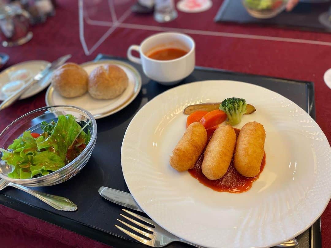 下村真由美のインスタグラム：「GW初日👯‍♀️🍭🌱  専属先である富士屋ホテル仙石ゴルフコースでラウンド🏌️‍♀️🏌️‍♀️🏌️‍♀️  久しぶりに推しのカニクリームコロッケ❤️ 本当に何をいただいても美味しい🤤✨  ゴルフ場のレストラン"ウィステリア" では、お食事だけのご利用も営業しています👌　箱根仙石原へお越しの際はぜひお立ち寄りください💁‍♀️  #富士屋ホテル  #富士屋ホテル仙石ゴルフコース  #箱根グルメ」