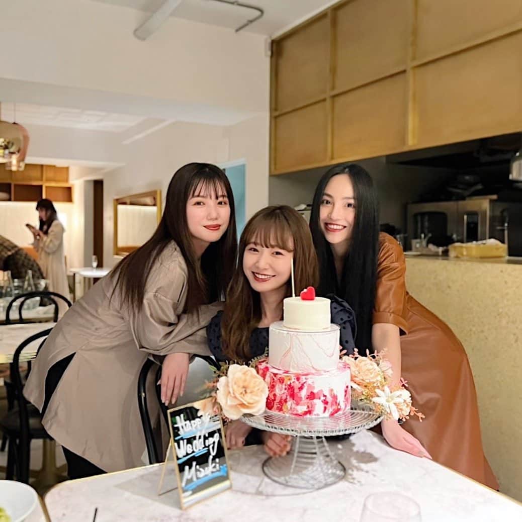 のインスタグラム：「久しぶりに会えてうれしかった夜♡明るくてHAPPYオーラたったぷりなお2人に今回もたくさんパワーもらっちゃった👭  たのしくお話ししていたら、こんなにも可愛いケーキが…🎂"結婚おめでとう"ってお祝いしてくれました。。うれしすぎるぅ。。まきちゃん、なっちゃん、ほんとーにありがとう。  綺麗なグラスのプレゼントも🥂大切にするねっ旦那さんといっぱい使います❤︎またゆっくり集まろっ//  #love」