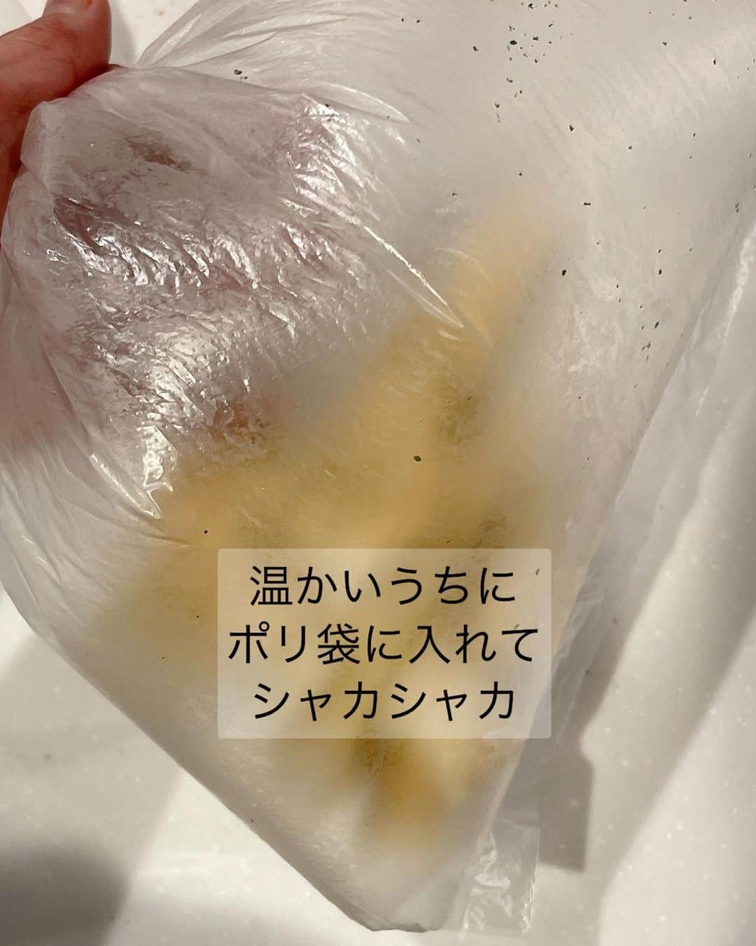 奥田和美さんのインスタグラム写真 - (奥田和美Instagram)「【油揚げの サクサクコンソメ塩せんべい】  油揚げって5枚組とかで売ってて残りがちじゃない？ お味噌汁とか煮物とかでちょっと使いたいだけなのにー！ みたいな。  これ、油揚げをチンするだけでサクサクのおせんべいみたいになってめっちゃ美味しい！ 撮影の時に撮影スタッフの皆さんに食べて頂いたら大好評で。  油揚げってチンだけでこんなにサクサクになるの？！ってなります。  今回はコンソメと塩（緑のは乾燥パセリ）ですが、カレー塩とかコンソメと粉チーズとか、色々作れます✨  顆粒コンソメは熱いうちにシャカシャカしても粒が残りがちなので、ポリ袋に入れたら袋の上から指ですり潰すのがおすすめ👆  びっくりするくらい簡単なのでぜひ作ってみて！  ━━━━━━━━━━━━━━━ 【油揚げのコンソメ塩せんべい】  （材料） ◎油揚げ…2枚 A ◎顆粒コンソメ、塩…各小さじ1/4  （作り方） 1.2cm幅に切った油揚げをクッキングシートの上に並べ、ラップ無しでレンジ（600w）で4分加熱する。 2.ポリ袋にAと1を入れて振って全体にまぶす。  ※出来たては中央の辺りが少し柔らかいですが、冷めると固くなりサクサクに ※緑のものは乾燥パセリです、お好みで。 ━━━━━━━━━━━━━━━  レシピは写真2枚目にも載せてますので、スクショしてご利用下さい👉>>>>  ◾︎◾︎◾︎◾︎◾︎◾︎◾︎◾︎◾︎◾︎◾︎◾︎◾︎◾︎◾︎◾︎◾︎◾︎◾︎◾︎◾︎◾︎◾︎◾︎◾︎◾︎◾︎ 「簡単2STEP！オートミールレシピ」 📕大好評発売中📕  お陰様で4刷り目の重版させて頂きました😭  オートミールが好きになる！ 美味しいレシピが満載 ◾︎◾︎◾︎◾︎◾︎◾︎◾︎◾︎◾︎◾︎◾︎◾︎◾︎◾︎◾︎◾︎◾︎◾︎◾︎◾︎◾︎◾︎◾︎◾︎◾︎◾︎◾︎   #油揚げ  #油揚げせんべい  #サクサク  #コンソメ  #コンソメ塩  #レンジ  #レンジで簡単  #レンジレシピ  #レンジ調理  #おつまみ  #おつまみレシピ  #残り食材消費  #おやつ」4月29日 15時43分 - kazumiokuda