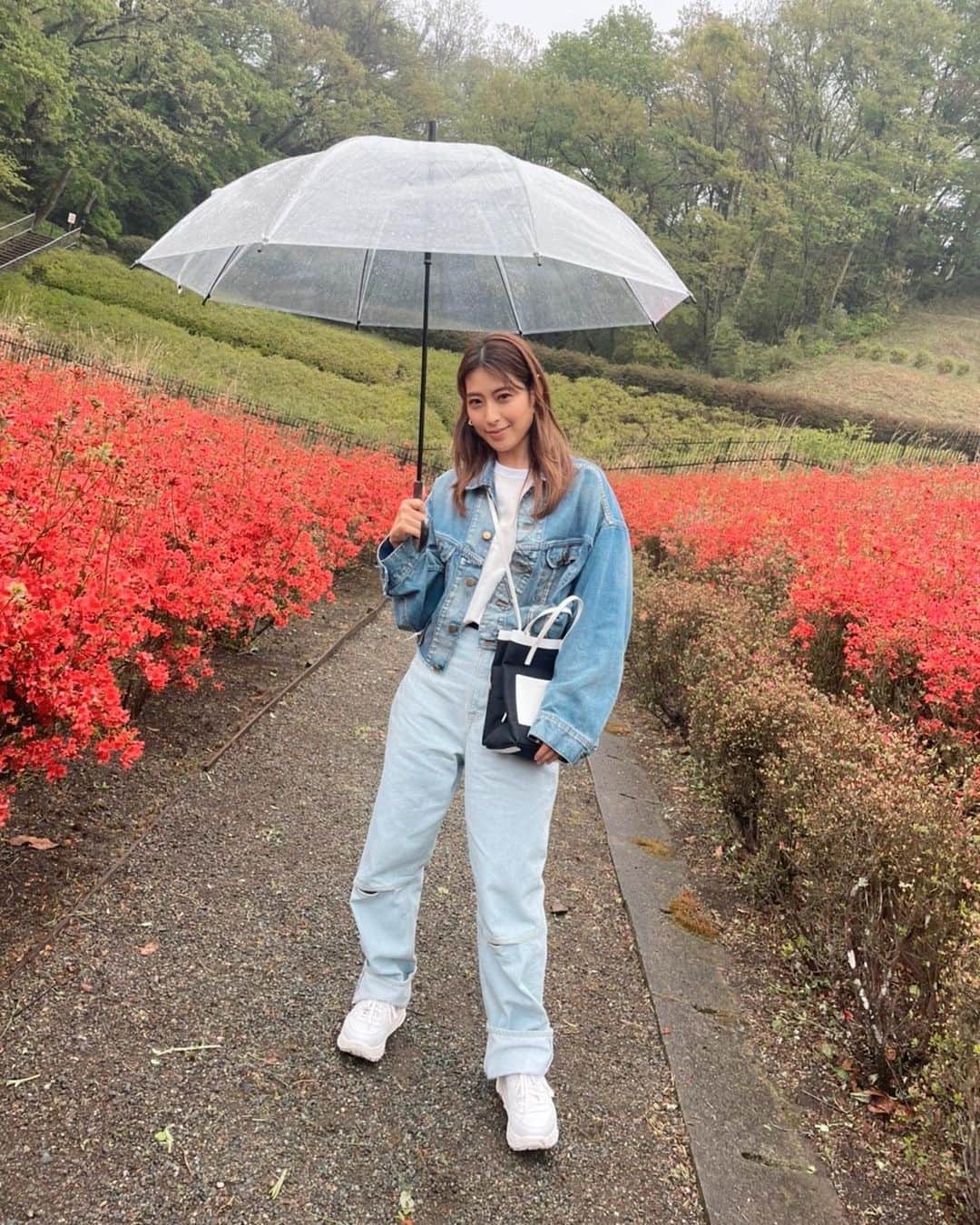 瀧本美織のインスタグラム：「. 明日は、「ぶらり途中下車の旅」に出演します🚃 小田急線沿いをぶらり。 衣装のスニーカー、偶然にも自分が持っている色違いでした😚  朝9:25〜です、のんびりご覧いただけると嬉しいです🥰   #ぶらり途中下車の旅」