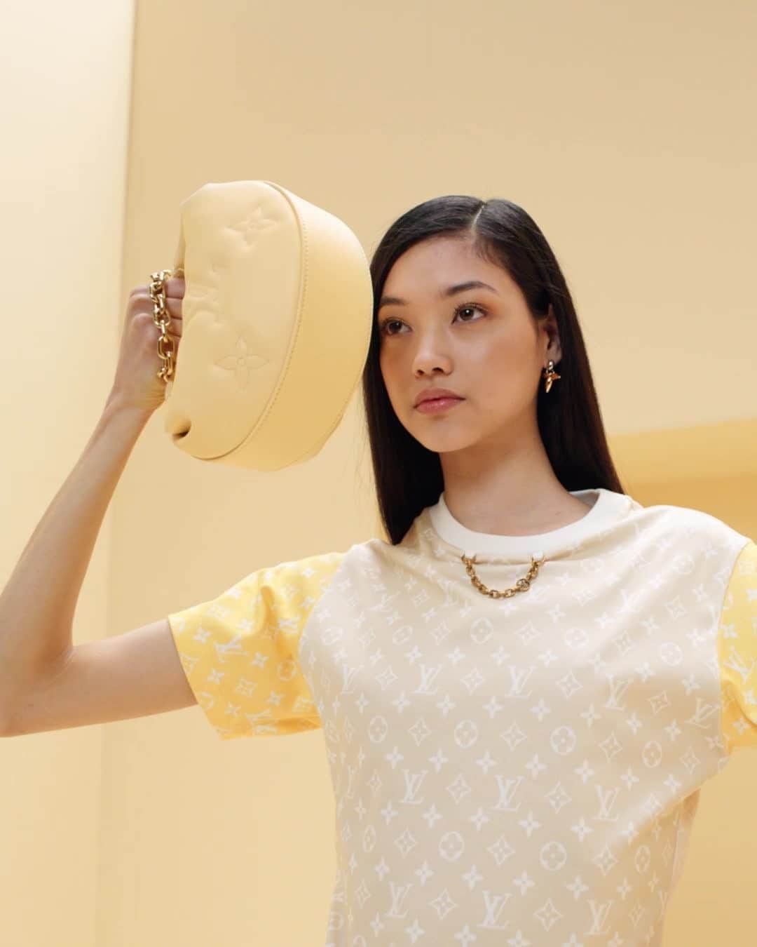 のインスタグラム：「Introducing Bubblegram. Named after its burst of colors and round bubble-like curves, #LouisVuitton introduces a collection of bags that celebrates the Maison’s savoir-faire with a new quilted Monogram. Discover more via link in bio. #LVBubblegram」
