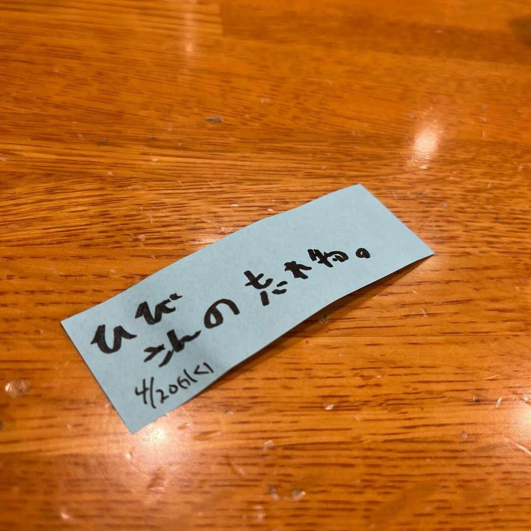 のインスタグラム：「ほぼ毎回なんです…。 忘れ物。  いつもスタッフさんたちがピックアップして、 取っておいてくれて… すみませんとありがとうの気持ちで いっぱいです。 🙇‍♀️🙇‍♀️🙇‍♀️🙇‍♀️🙇‍♀️  ラジオのお仕事でもテレビのお仕事でも 充電器とかメイクグッツとか… 今日もはやスタジオにカバン置き忘れたし…  そんな祝日の投稿でした㊗️  #utamaru」