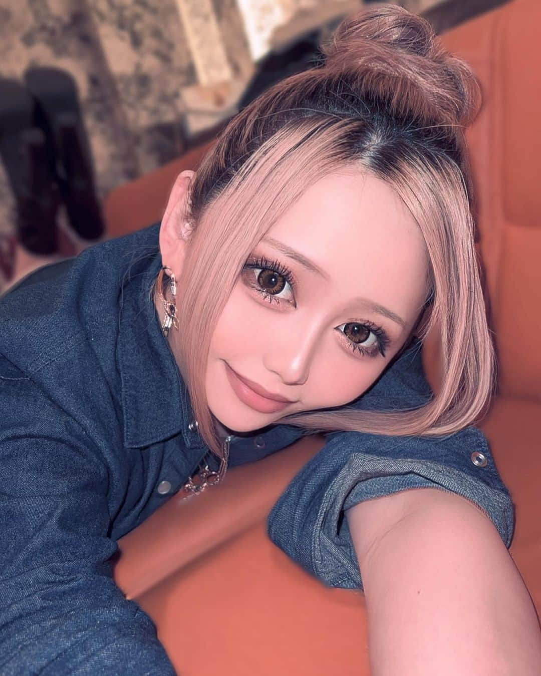 一ノ瀬さやかさんのインスタグラム写真 - (一ノ瀬さやかInstagram)「お団子🍡♡  ねねね、一緒に寝る？？♡  #お団子ヘア #オレカノ#シリーズ #ゴロゴロ#すきぴ   ． . ． ． ． ． ． ． ． ． ． ． ． ． ． ． ． ． ． ． ． ．  #キャバ嬢#ギャル#社長#美容オタク #私の世界#整形メイク#高身長女子 #お酒好きな人と繋がりたい#東京#北新地#六本木#中洲 #photooftheday #ビジョビ#モデル#Instamodel #ポートレート#アウトフィット#一ノ瀬さやか #ニュークラ#instagood #instafollow #Instalike #写真で伝えたい私の世界 #ダレカニミセタイケシキ」4月29日 16時25分 - ichinose___sayaka