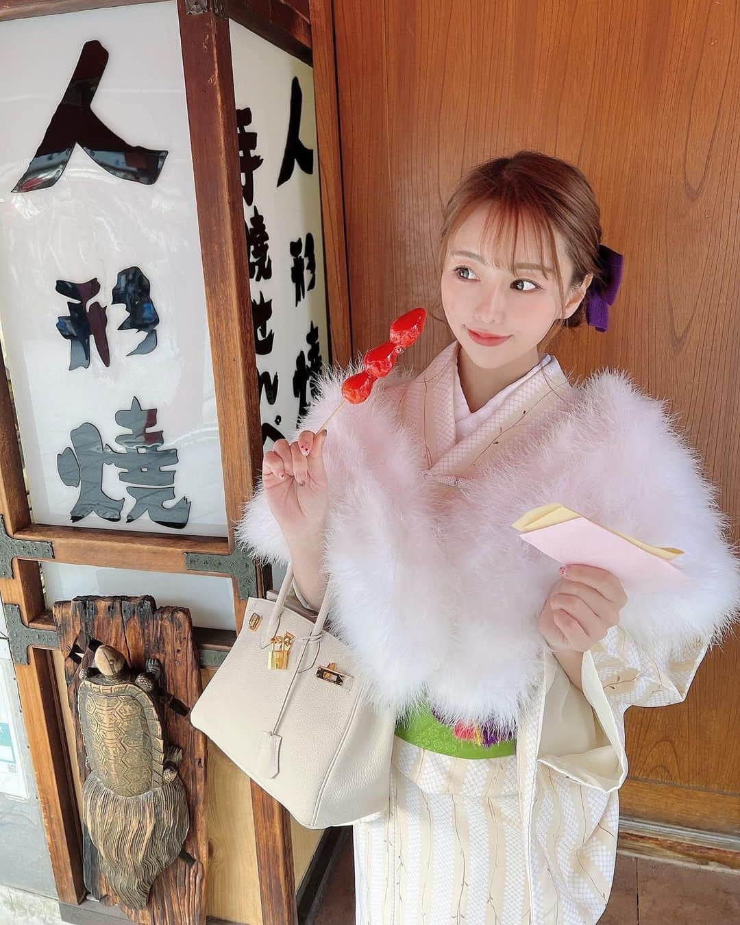 のインスタグラム：「candied strawberries🍓🍬 sweets of strawberries coated with caramelized suger with a skewer😙😙 、 、 、 いちご飴は 思ったより硬かった😮‍💨🍓🍬 、 、 、 #asakusa #asakusatemple #tokyograffiti #japanesegirl #kimono #着物レンタル #浅草食べ歩き #浅草グルメ #いちごあめ #いちご飴」