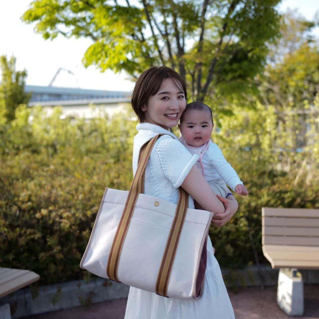 おのののかのインスタグラム：「＊ お気に入りのマザーズバッグ👶🏻❤️  ついつい子どもの荷物は多くなりがちですが、ちょうどいい収納力と肩がけもできるサイズ🥺💯 荷物を入れても重くなりすぎない素材感も👏  もうすぐ母の日💐 プレゼントするのも、おねだりするのもおすすめです🤫❤️ #CoachNY #CoachMothersDay #MoreThanThanksWithCoach #pr @coach  娘、キメ顔でよだれ垂らしてるの可愛い🤤笑」