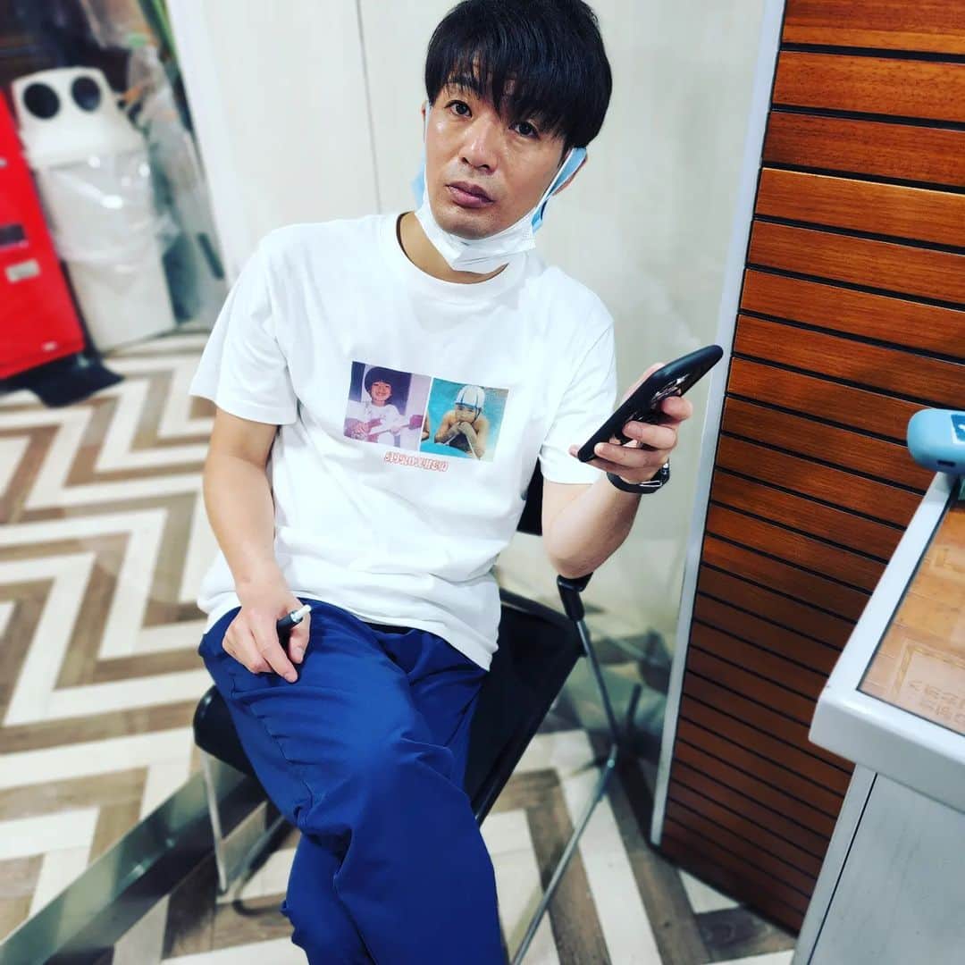 吉本拓さんのインスタグラム写真 - (吉本拓Instagram)「今日の一枚。  器用ひげ男。  #なんでも出来る器用な人 #ギター #サッカー #歌 #シャドー #けど酒は飲めない #喉弱い #ひげが濃すぎてどうらん塗ってる #SNSでいいね欲しすぎて嘘をつく」4月29日 17時16分 - daitakutaku