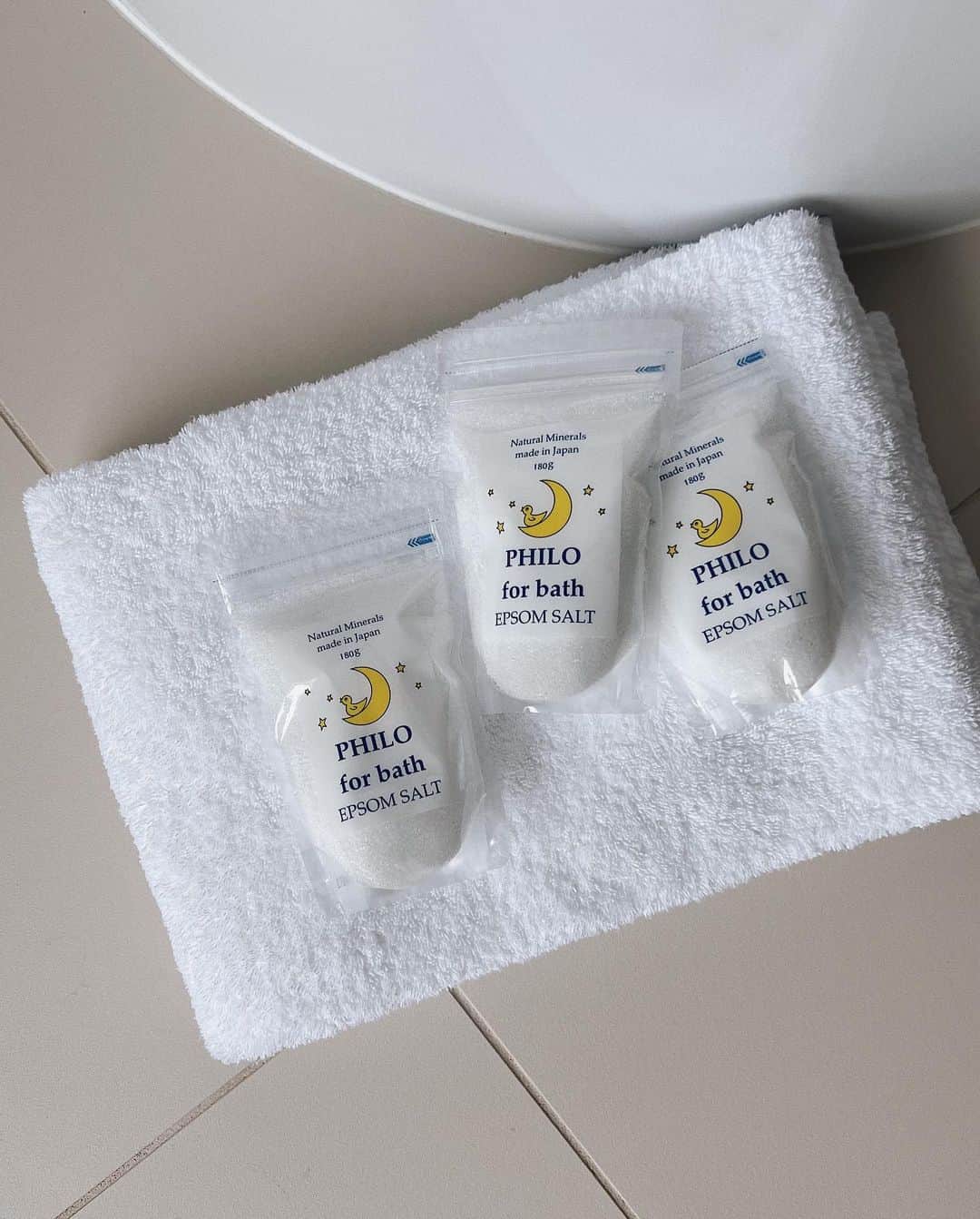 のインスタグラム：「雨の日は早い時間からゆったりお風呂🛁🌟  お気に入りの @philo__design のバスソルトで、乾燥した肌が保湿され潤う感じ☺️💫🤍  #philoforbath #フィロバス #バスソルト #エプソムソルト #保湿 #bathtime」