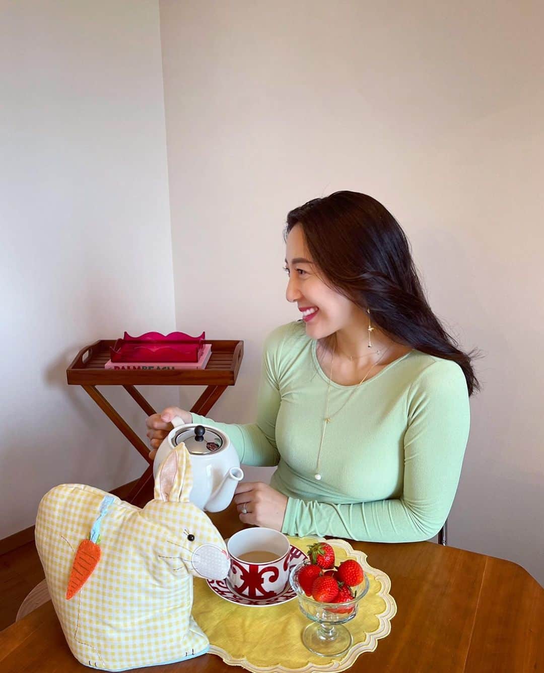のインスタグラム：「今日は一日お家で過ごしています🤍 Familyで過ごすGoldenWeek🍓 NewOneのButterflyのロングネックレス ピアスもお揃いで❤️ @stellarhollywood  ネックレスは長さを変えることが出来るので私はちょうどButterflyが真ん中にくるようにつけるのが好き❣️ #stellarhollywood #ステラハリウッド  #ステハリ #butterfly」