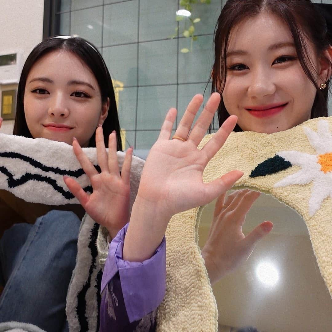 ITZYさんのインスタグラム写真 - (ITZYInstagram)「✨ ITZY V2LOG : Hello 2022 ✨  유채꽃의 V2LOG 사진일기 💗 Sharing a diary of YuChaeFlower's V2LOG 💗  #ITZY #MIDZY #CHAERYEONG #YUNA #V2LOG」4月29日 18時01分 - itzy.all.in.us