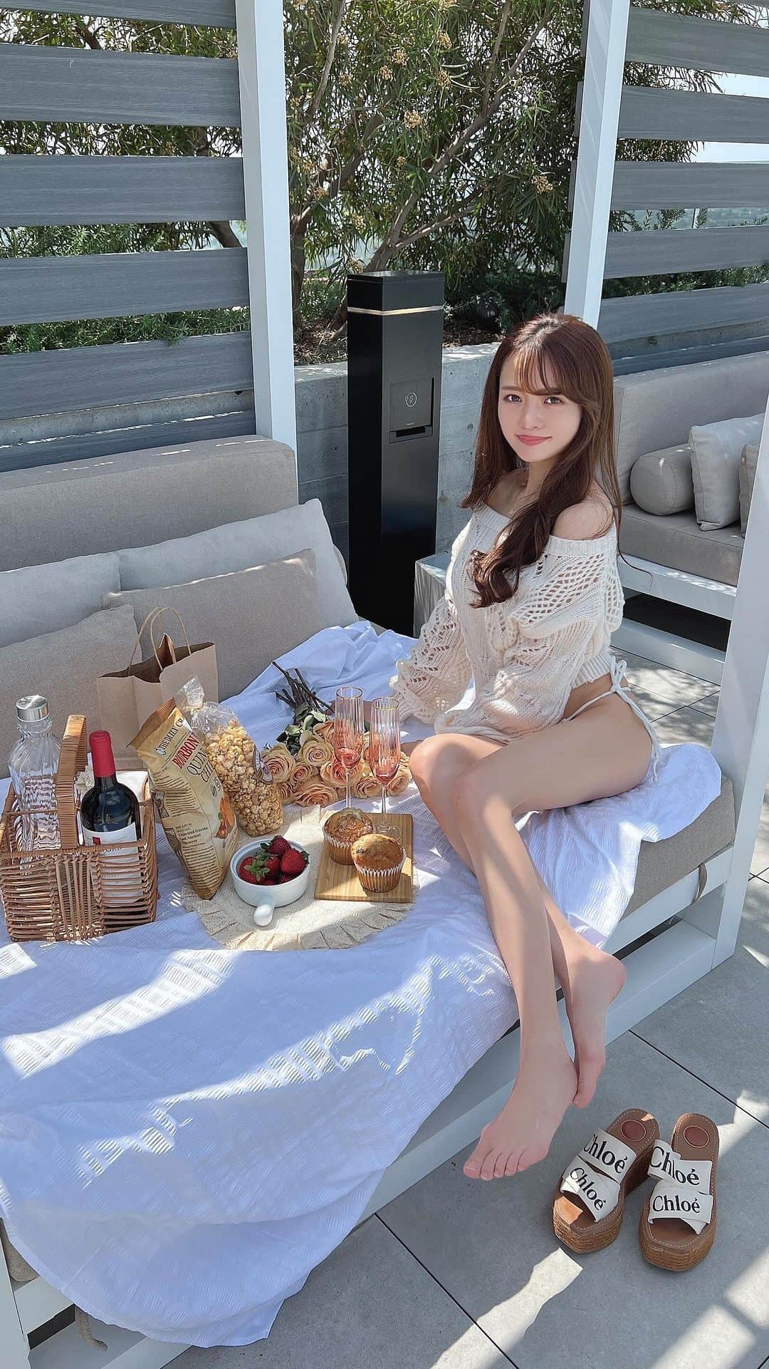 のインスタグラム：「Picnic and chill 🥂💓  プールサイドでおしゃピク🏖 流行りのおしゃピクと言うものをやってみたかったの🥹笑 　 ロサンゼルスは日差しが強すぎるので 午前中にブランチピクニックが最適🌼 　  日本のみなさんはGWでしょうか？？ 公園やビーチでおしゃれピクニックがおすすめです🥰💕 　  knit @sheinofficial @shein_japan   Coupon Code：ISAKO(extra 15%~20% off, valid until 6/30)  bikini @zaful   #ピクニック#海外旅行#海外生活#旅行#おしゃピク#プールサイド#お出かけ#お出かけコーデ#picnic#picnicday#rooftoppool#rooftop#poolday#poolside」