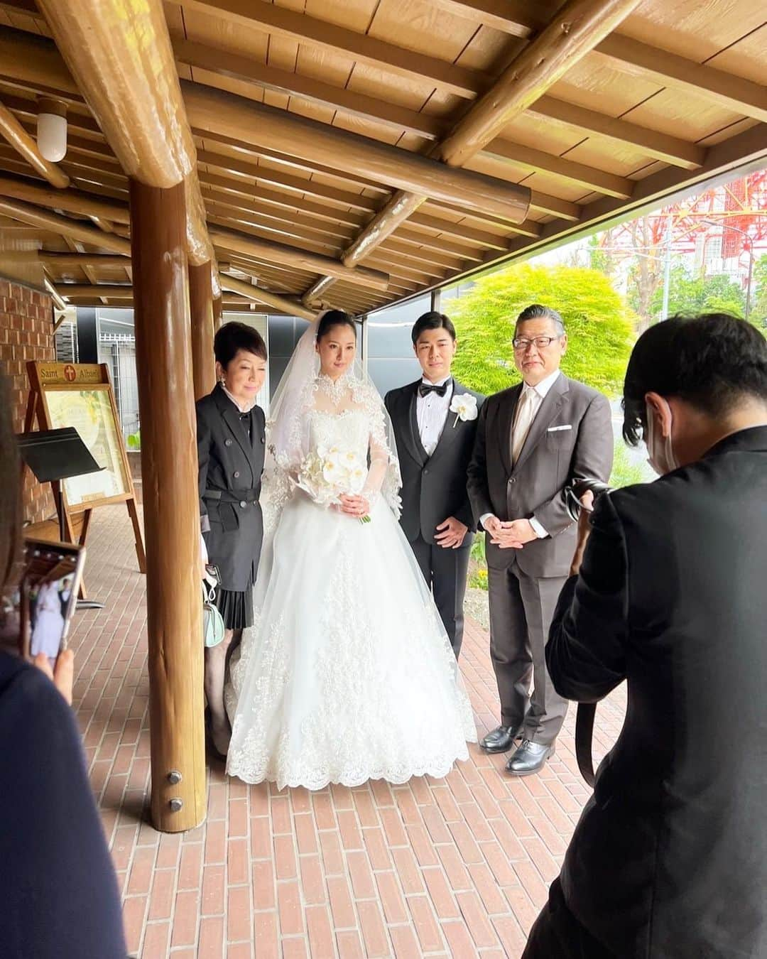 大谷廣松のインスタグラム：「結婚しました！  松竹株式会社迫本社長御夫妻にご媒酌人をして頂きました。 これからは夫婦共々よろしくお願い致します🙇‍♂️  #ウェディング #東京會舘 #東京會舘ウェディング」