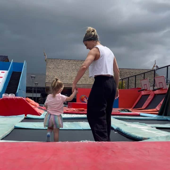 ジェマ・アトキンソンのインスタグラム：「I love teaching you new things 🥰 This was her first time on a trampoline! Since Tenerife Mia’s had an excitement over them and two of our mates have them in their garden. She played on them for ages! We have one coming next week as a surprise for her. She’s gonna be so chuffed bless her! I’m also looking forward to getting on it myself after a few Gin & Tonics 😜」