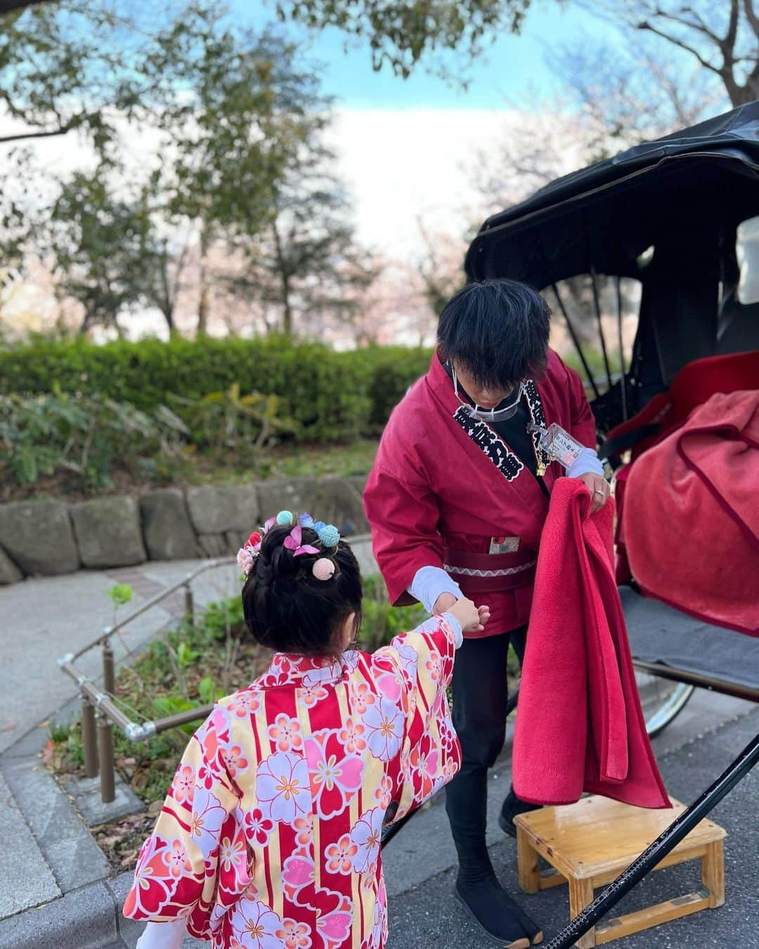 CHIHAさんのインスタグラム写真 - (CHIHAInstagram)「着物でお花見🌸  #kimono #kimonostyle #cherryblossom  #japan #asakusa  📸 @gumpsuzuki  🏋️‍♂️ @tokyorickshaw  👘 @kimonomiyabi with @oc.ym」4月29日 18時36分 - chiha6170