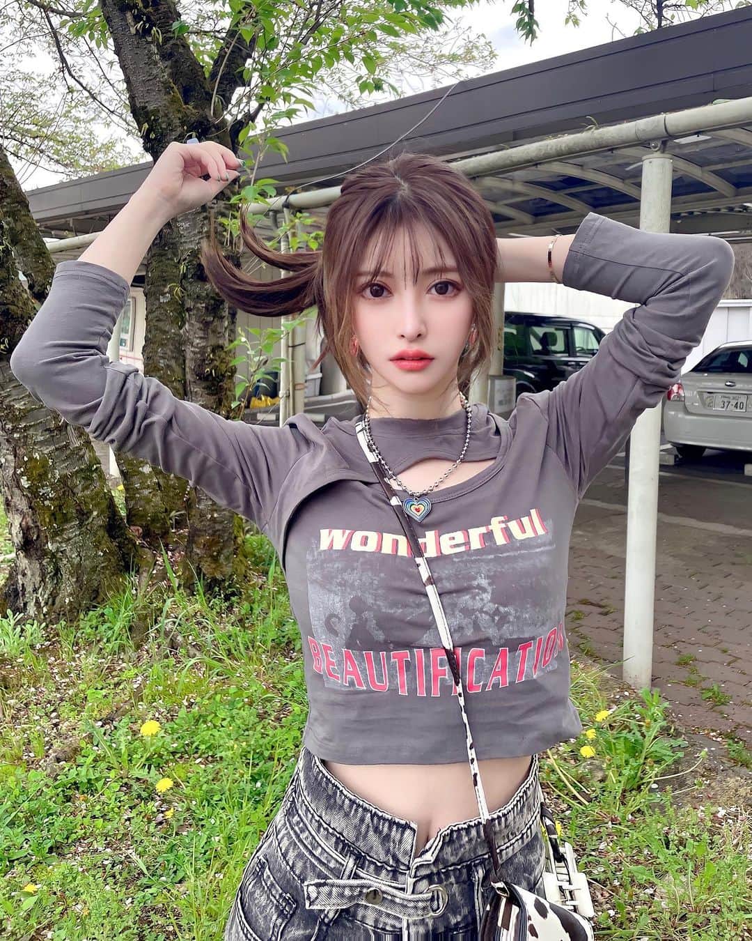 藤咲めいのインスタグラム：「今日は雨がすんごいね☔️ 風邪ひかないように~っ！😷  ところでみんなはGWなにするの？🫶🏻🫧 私は普段会えない忙しい友達との時間を楽しむ予定だよ🤝💞  この日は全身SHEINコーデしてみた🦋🧸💖 このトップスは古川優香ちゃんがYouTubeで紹介してて可愛くて買った👨🏻 ハイウェストデニムなんでも合わせやすくて今年流行りのクロップド丈と相性いい🥹  ブルゾンはBUYMA.ブーツはVUITTONだよ🥾💛 . . #shein #購入品 #sheinootd #クロップド丈 #ハイウエストデニム #ポニーテール #アクセサリー #gal #カジュアルコーデ #dayoff #ootdstyle #buyma #louisvuitton」