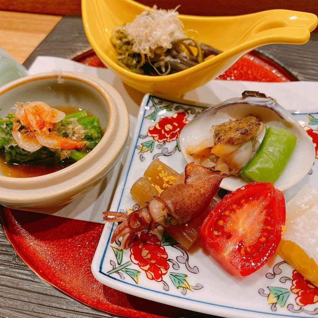 小柳ルミ子さんのインスタグラム写真 - (小柳ルミ子Instagram)「川崎麻世君が行きつけのお寿司屋さんを貸し切り、招待してくれました😊🍣 私前日の4/25がデビュー52年目の記念日でしたが、何もお祝い出来なかったので、💕勝手にお祝い💕と心の中で。 全て美味しかったなぁ‼️ 麻世君とは何度もお仕事してますが、2人きりでお食事したのは初めて。  いろ〜〜〜んな話をしました😆👍  私には遠慮なく話してね麻世君👍 ストレス溜めちゃ駄目よ🙅‍♀️  美味しかったお寿司の数々、又アップしますね🤗⤴️  ⠀  #川崎麻世さん ⠀ #男前 ⠀ #お寿司 ⠀ #美味しかった ⠀ #ご馳走様でした ⠀ #何時でも相談してね⠀ #ストレス溜めないでね⠀ #次回はお肉ね」4月29日 19時08分 - rumiko_koyanagi