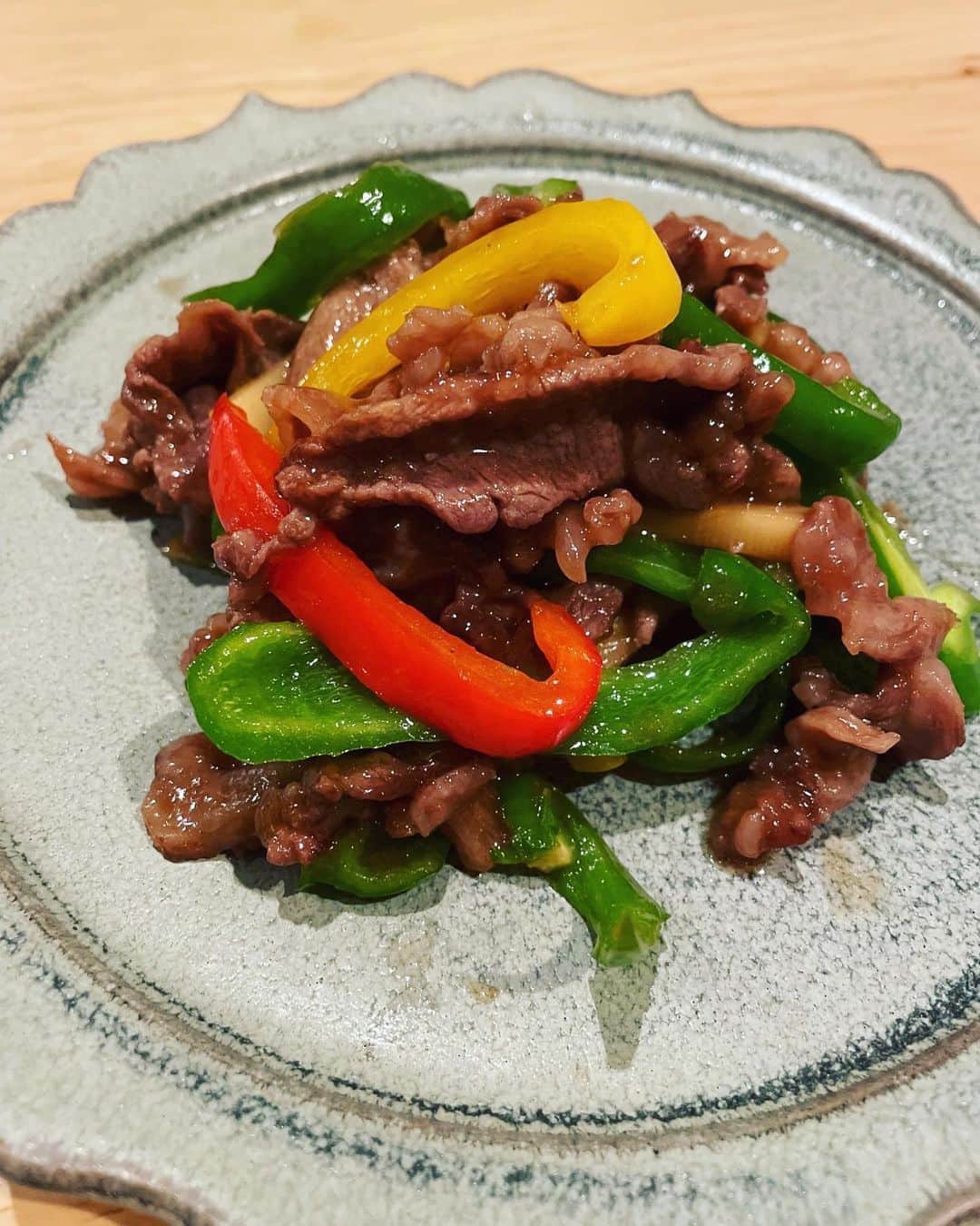 葵わかなのインスタグラム：「🍚  作品の撮影中ではあるけど、舞台の稽古も始まって、バタバタしながらも刺激が止まらない日々です☺️  今日は早く終わったから、久しぶりに料理ができた〜！  青椒肉絲 白菜とキノコの中華スープ 生カツオの刺身←買ったよ  どれも美味しく出来ました！  食べる物からも元気をもらって、疲れてしまう日もあるけど、色々なことをサボらずに、大切に、やり切って行けたらいいなぁ〜」