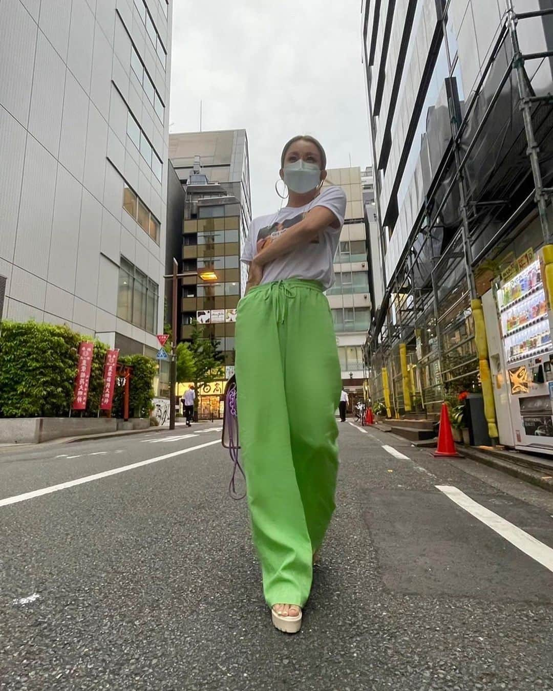 倖田來未さんのインスタグラム写真 - (倖田來未Instagram)「. 今日Tokyoは、土砂降りです☔️ ゴールデンウィークですが、皆さんはいかがお過ごしですかー？ 私は、今日1日ずっと映画を見漁っていたよー笑 ⁡ バナナ🍌ってつくとなんか買っちゃうのよね。 これにエスプレッソトッピングで☕️ おすすめでし！ ⁡ #ちなみに一枚目 #何してるでしょうか #正解は #ウエストのTシャツの入り加減が気に食わず #歩きながら入れるやつ笑笑 #tokyo #rain #fashion #zara #burberry #yelloshoes #starbuckscoffee #kodakumi #倖田來未」4月29日 19時20分 - kodakumi_official