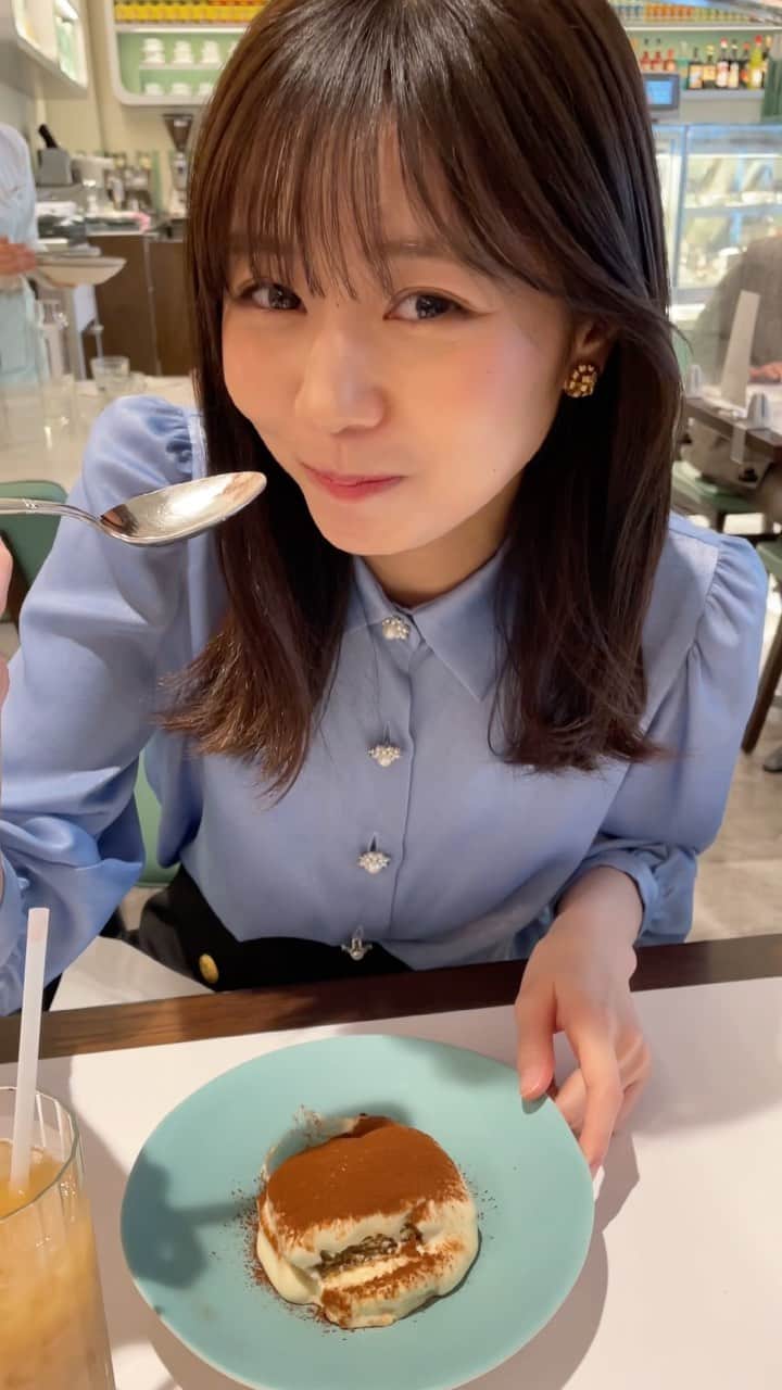 杉浦みずきのインスタグラム：「グリーンのストライプが可愛いお店💚　表参道のLINA STORES #表参道カフェ #表参道グルメ #ティラミス #おしゃれカフェ #おしゃカフェ #表参道スイーツ #東京カフェ」