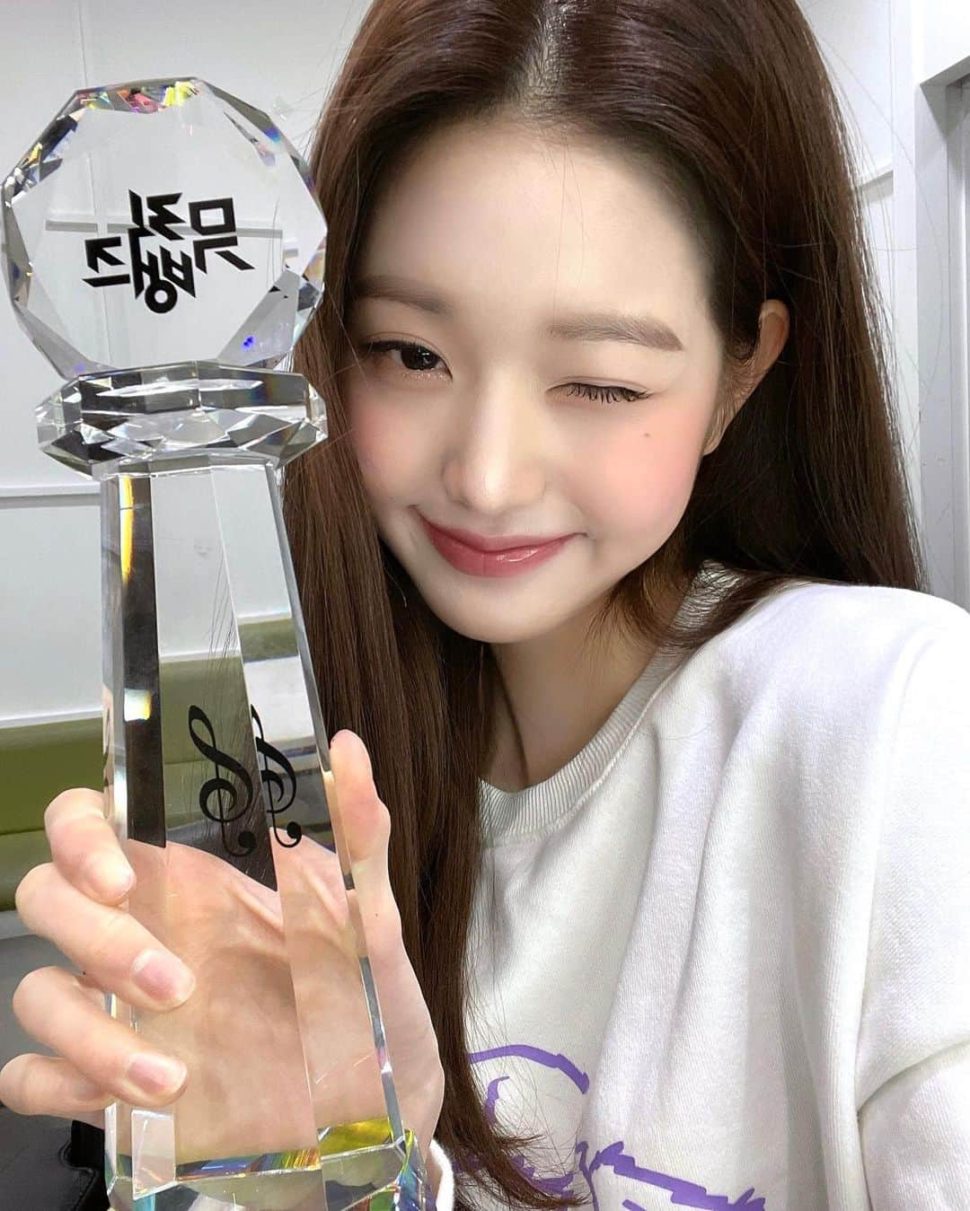 チャン・ウォニョンさんのインスタグラム写真 - (チャン・ウォニョンInstagram)「another trophy for Love Dive 🏆  #IVE #JANGWONYOUNG #WONYOUNG #LOVEDIVE #아이브 #장원영 #원영」4月29日 19時26分 - wonyoung__ive