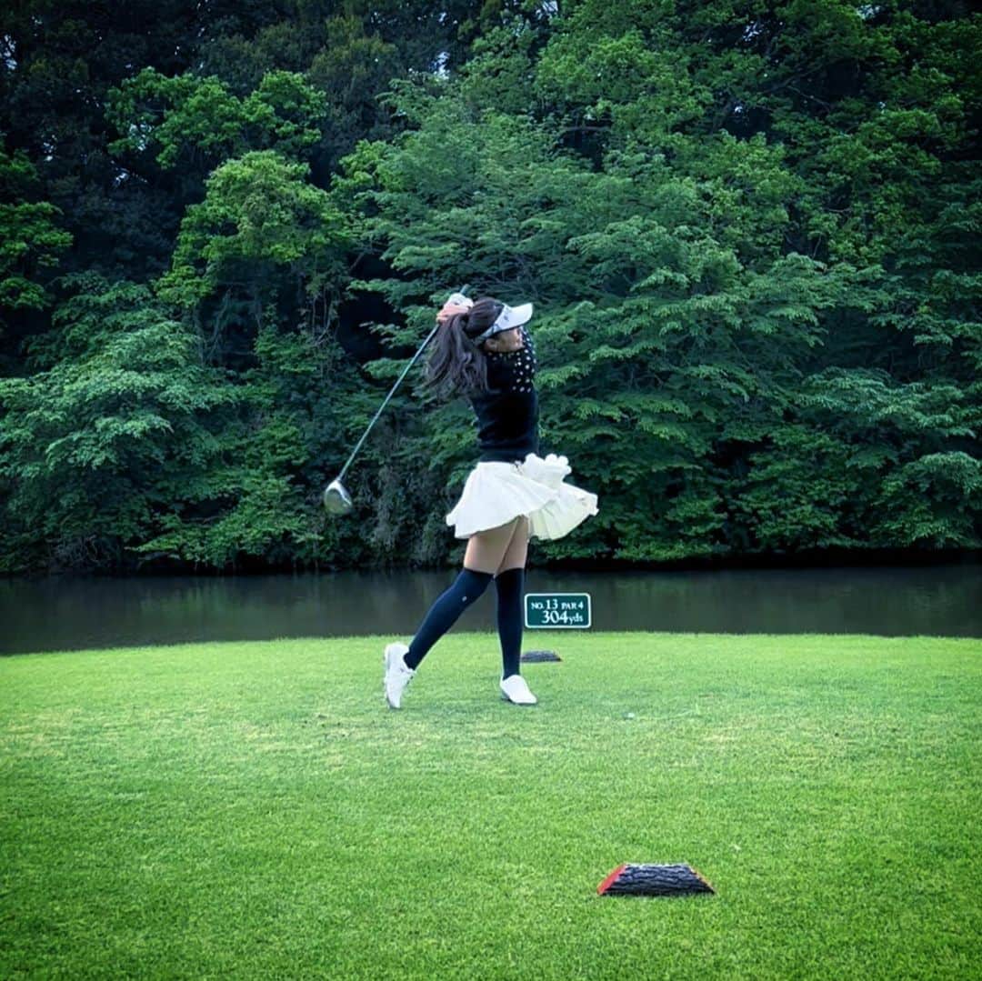 のインスタグラム：「華やかゴルフ😋⛳️  ドライバーは今回いい感じだったのに、今度は2オンしてから4回とかパターをたたいてしまったー！笑  全部が完璧な日って難しい😂笑  パター練習マット買おうかな🤔笑  あと、ゴルフウエアもたくさん欲しくなってきた今日この頃です♪  何色のスカートにしようかな？？😆  #ゴルフ女子　 #角度を変えたくなる写真� ❤︎#produceYURIKA�」