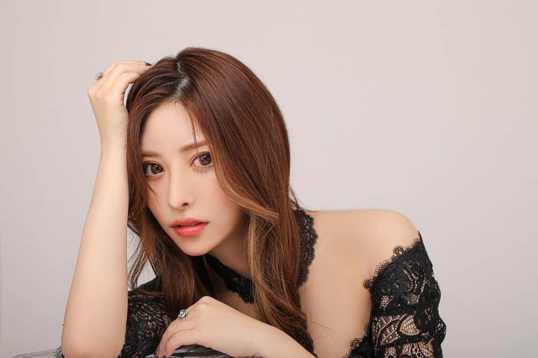 藤咲めいのインスタグラム：「🥀ご報告🥀  ストーリーでチラッと載せたのですが今週から5月下旬までクラブ蓮六本木店オープンという事で、LEDトラックと、フィルムトラック2台走らせております🚛❤️‍🔥✨  夜撮ってる写真2枚目がフィルムトラック、昼間撮った動画と写真がLEDトラックになっております☺️💞 フィルムは動かないけどLEDは5枚の画像が時間で切り替わりますそして発色いい💛  走行範囲としては、 LEDが六本木・新宿・渋谷方面、フィルムは銀座・上野・錦糸町方面になってます🚚🫧  見かけた方は是非メンションくださいリメンションいたします😚❤️  みんな宜しくお願いします☺️🌸 . . #トラック #led #ledトラック #新宿 #六本木 #渋谷 #銀座 #上野 #錦糸町 #宣材写真 #キャバ嬢 #キャバクラ」