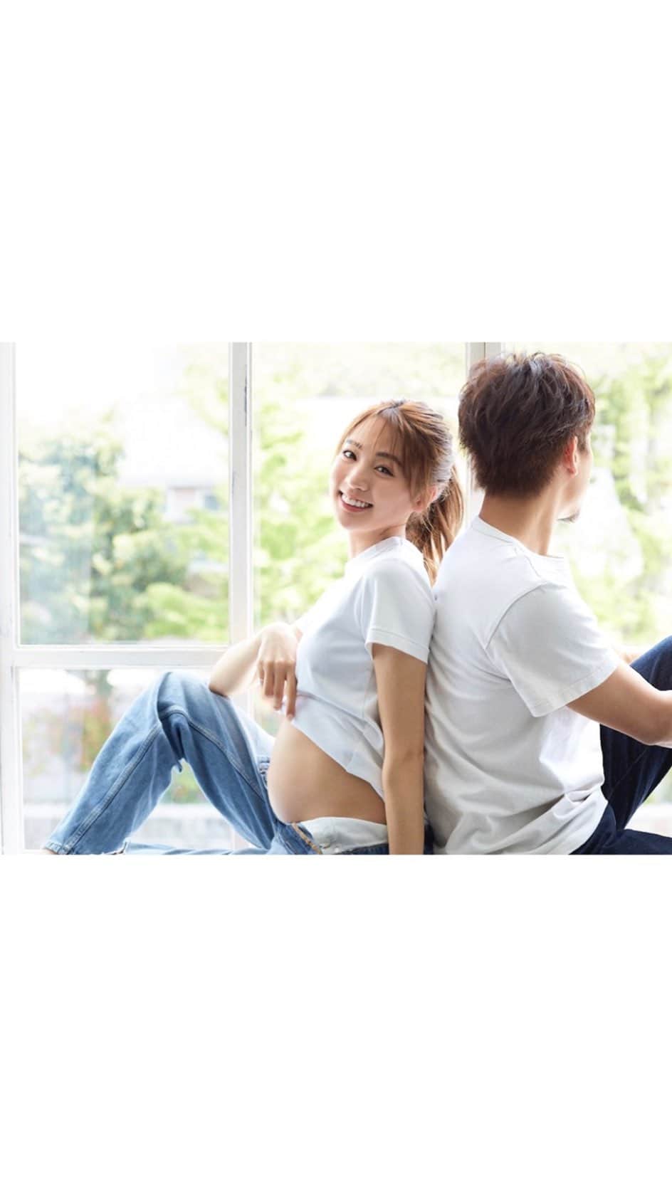 志田友美（ゆうみん）のインスタグラム：「応援して下さっている皆さんにご報告です  YouTubeの方ではご報告しましたが、 この度、かねてよりお付き合いしていた方と結婚をし、 そしてお腹の中に新しい命を授かりました🕊  既に妊娠後期に入り、出産は夏頃を予定しております。  妊娠してから、体調の変化だったりメンタル面など 今までに経験した事の無い変化があった中、  旦那さんをはじめ、たくさんの方の支えがあり 今は穏やかな日々を過ごせております。  でも今はお腹も大きくなって後期つわり多め。‪笑  お仕事も体調と相談しつつ、 今まで通り続けていく予定です！  元気なベイビー産むぞ〜👶🏼✨  急なご報告でびっくりしてると思いますが… これからも温かく見守って頂けたら嬉しいです🤍  Photo @i_dee_hideakiaraoka  Hair make @shoco__sakata  Styling @shogo_tachibana  Movie by @niiico_niiico   2022.4.29 志田友美」