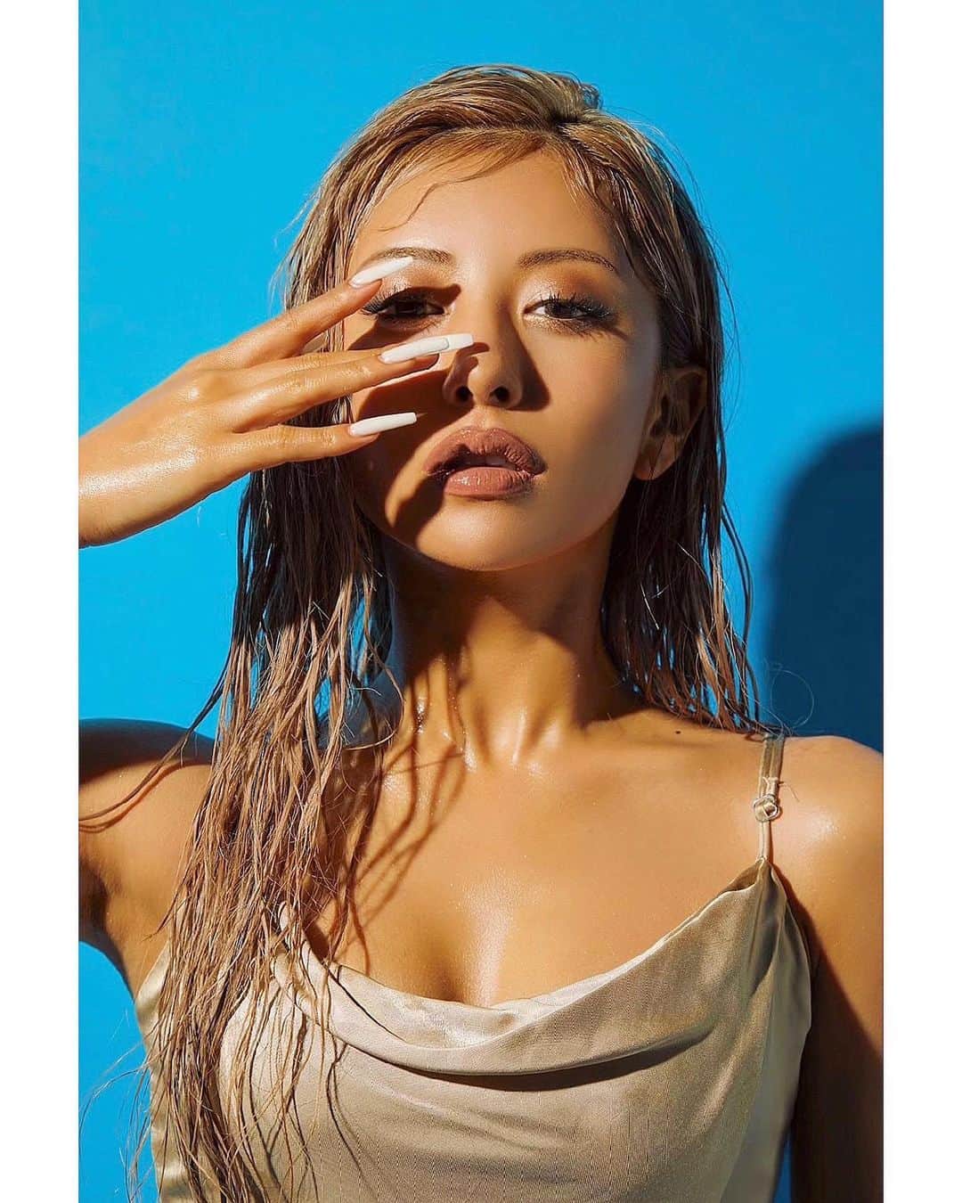華のインスタグラム：「可愛いだけじゃない、拘りの美容成分。 . . . . 【５種類の植物性オイル配合🌿】 . ◇マカデミア種子油 ◇アーモンド油 ◇オリーブ果実油 ◇ヒマワリ種子油 ◇ホホバ種子油 . 花粉や乾燥からの肌ダメージを防ぐ保湿力、 ベタつかずうるおい肌をキープしてくれます🚿 . . . . ▶︎5/1〜10:00 発売START . ラ・メイクボディ＆フェイスオイル (パールゴールド) 4,730(税込)」