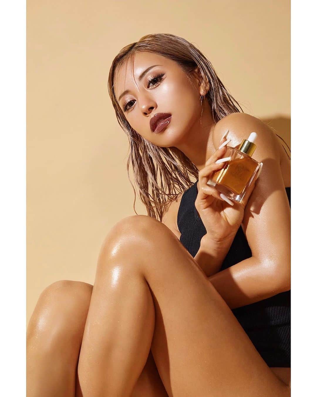 華のインスタグラム：「ホワイトフローラルシプレーの香り。 . . . . クールな中にも女性らしさを感じさせ 甘さ漂う、拘りのエッセンス🦋 . 香り物ではハンドクリームが大人気ですが こちらもかなりの自信作です💍✨ . . . . ▶︎5/1〜10:00 発売START . ラ・メイクボディ＆フェイスオイル (パールゴールド) 4,730(税込)」