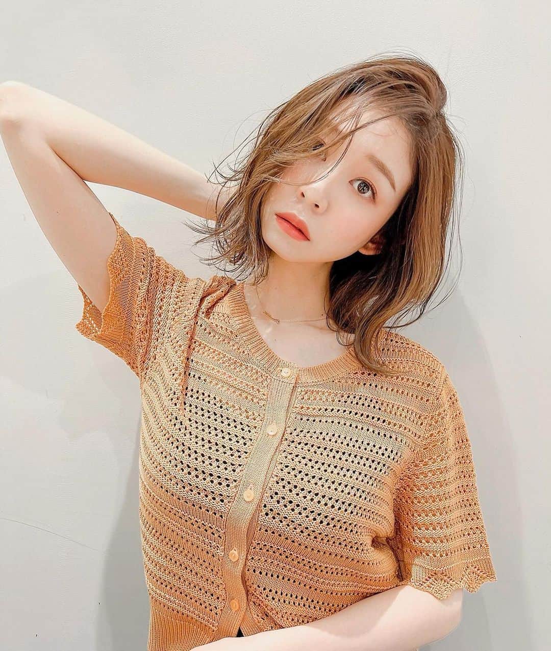 帆春のインスタグラム：「. オレンジ🍊🧡  @sho_terai_1026 さん ありがとうございました😊！  #切りっぱなしボブ #ボブ #ハイライト #ボブアレンジ #ヘアアレンジ #arrange #東京 #美容室 #美容院 #上野 #tokyo  #オレンジ #オレンジメイク #メイク #hair #hairstyle #motd #makeup  #ニット #サマーニット #カーディガン」