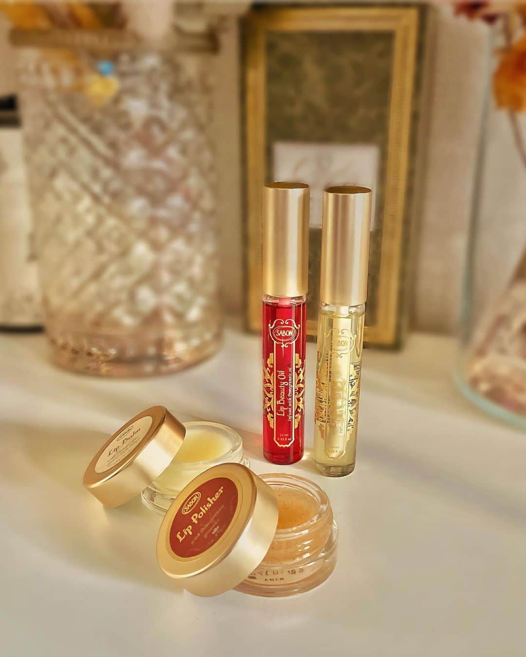 のインスタグラム：「#新作コスメ   SABON (@sabon_japan )から 昨日4月28日に発売されたばかりの ✨新作✨ 「リップケアライン」をレビューしてみます。  唇本来の美しさへ導く3ステップ♪  ——STEP1 磨く—— ☑︎リップポリッシャー フルーティー・グルマン 5g/¥3,080 ・細かいスクラブなので、荒れた唇でも使い易そう。唇に乗せると、とぅるんととろけるように柔らかい質感で心地良いです♪ しっとり感がアップして、リップケアだけでなく、その後のリップカラーの持ちを良くしてくれそう！  —— STEP2 潤す—— ☑︎リップバーム フルーティー・グルマン 5.6g/¥3,190（税込） •かなりしっとり密着度の高い質感なので、 ナイトパックにも活躍しそう。  —— STEP3 補う—— ☑︎リップビューティーオイル  フルーティー・グルマン 10ｍL/¥3,300 •瞬時に潤いとツヤを与えてくれる、ぷるんとリップがお好きな方にオススメ。 ベタつきを感じにくいので、使い心地がとても良いです♪  香りは全て共通で、 果実とお花の甘く優しい香りです✨  唇ケアに是非チェックしてみてね♡  #新作 #リップ #リップケア #lip #lipgloss #lipcare #PR #sabon #sabonlipcare #サボン #サボンリップケア」