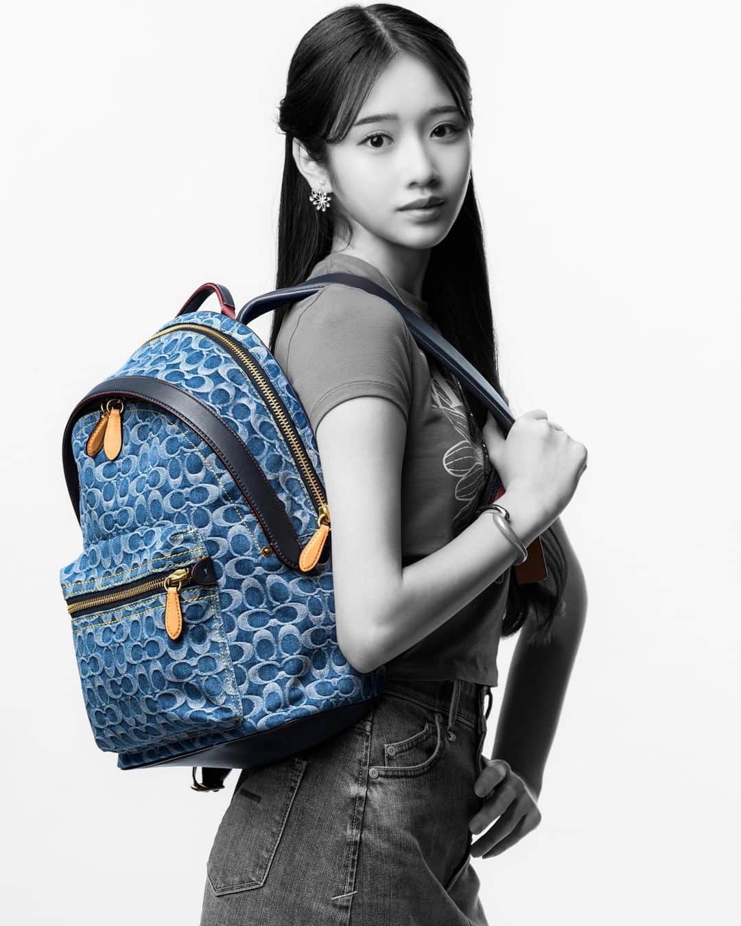 天翔天音のインスタグラム：「‪𓂃 𓈒  🔹#Denim collection 🔹  ファッションを一気に華やかにしてくれる @coachのデニムリュック ̖́-  夏が楽しみ~  #CoachNY #CoachJapan #Denimcollection #amanetensho   #fashion #05 #天翔天音」