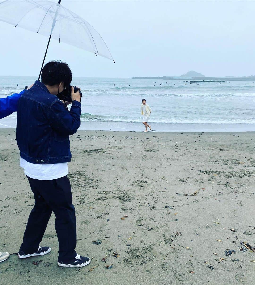 加藤章太郎さんのインスタグラム写真 - (加藤章太郎Instagram)「・ 晴れていれば最高のロケーションでしたが、 あいにくの天気☂️ しかし本降りになる前に無事終了！ #shotting #studio #oceanfront #mensfashion」4月29日 20時51分 - __shotaro__