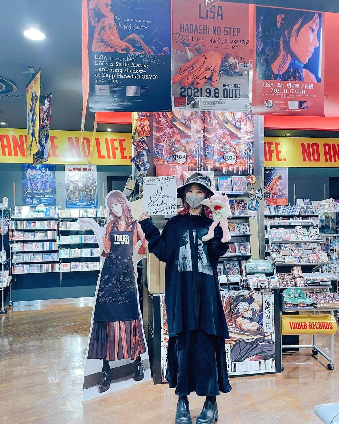 LiSAさんのインスタグラム写真 - (LiSAInstagram)「アニメイト仙台さま、タワーレコード仙台パルコ店さまに、昨日の余韻と共に、足跡残させていただきましたっ👣 帰る場所を残しておいてくださって嬉しい。 ありがとうございます☻♡ #unlastingshadow」4月29日 20時52分 - xlisa_olivex