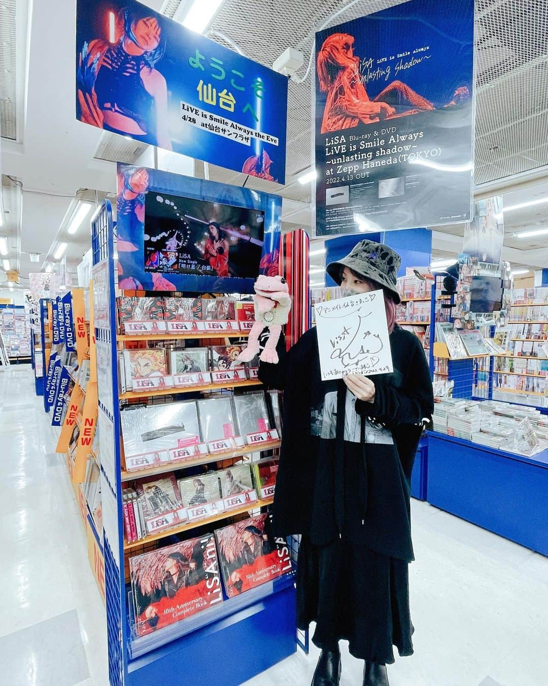 LiSAさんのインスタグラム写真 - (LiSAInstagram)「アニメイト仙台さま、タワーレコード仙台パルコ店さまに、昨日の余韻と共に、足跡残させていただきましたっ👣 帰る場所を残しておいてくださって嬉しい。 ありがとうございます☻♡ #unlastingshadow」4月29日 20時52分 - xlisa_olivex