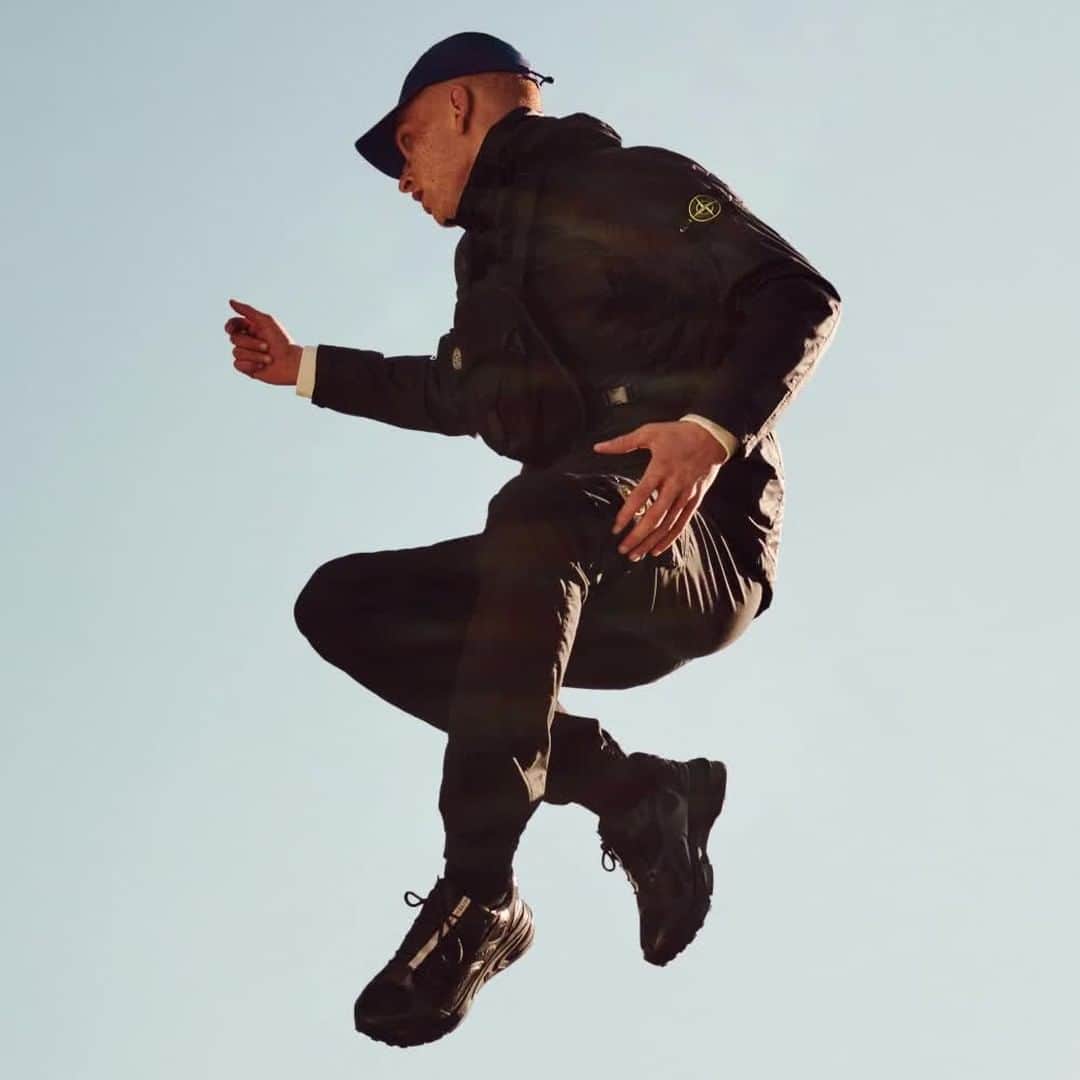 MR PORTERのインスタグラム：「Let’s be honest, you can never really predict spring weather. In a moment’s notice the heavens open and you’re left looking like a drowned rat – a stylish one at that.  @stoneisland_official has come to the rescue with their throw-on and go parka. Made from a lightweight water-resistant shell and with practical pockets aplenty, it’ll keep you prepared for those inevitable rainy days.  Tap to add to your weatherproof wardrobe 🌧️」