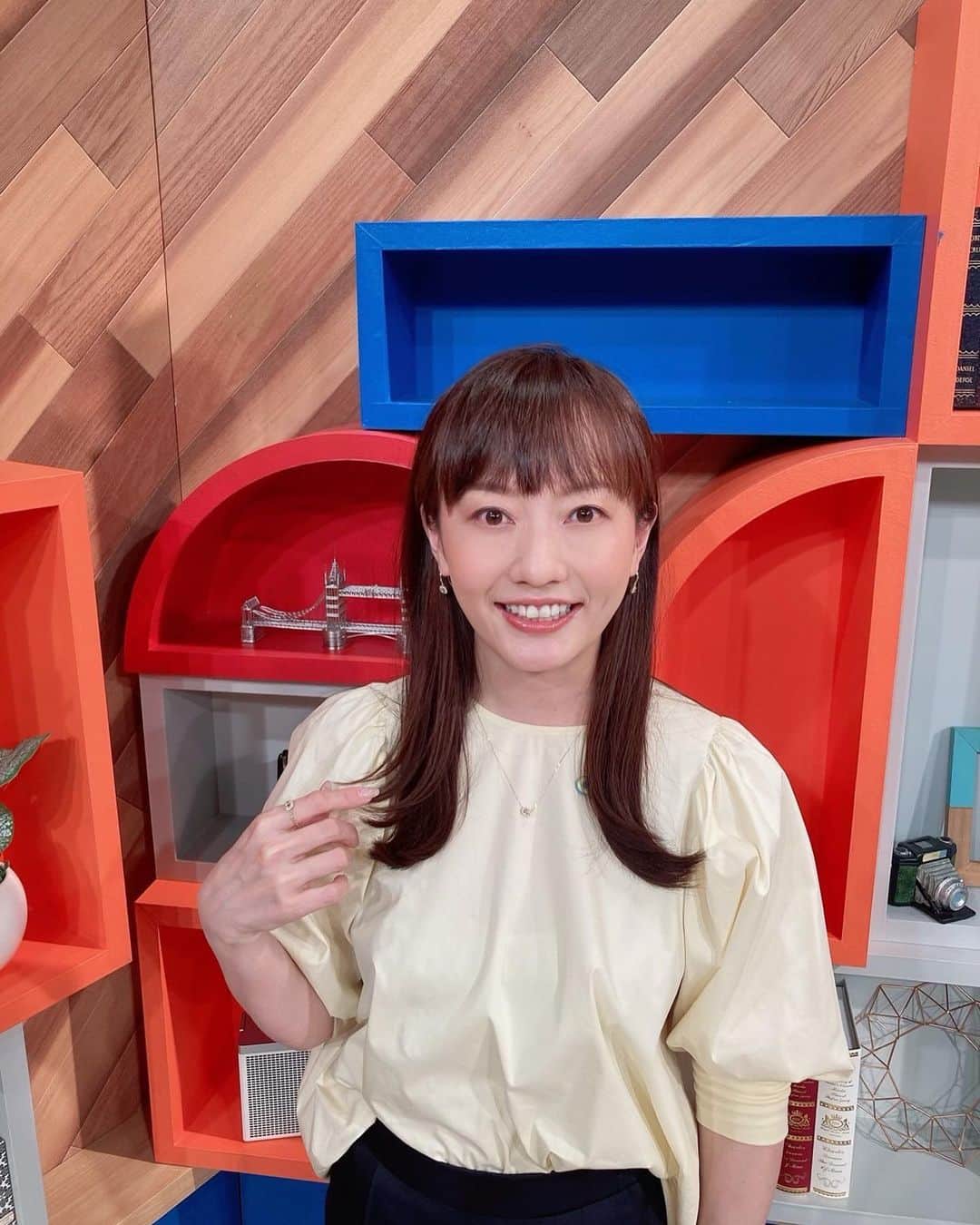 島本真衣さんのインスタグラム写真 - (島本真衣Instagram)「ゴールデンウィークが始まりましたね🌿皆さんはどうお過ごしですか？ 今朝の東京都心は気持ちよく晴れています☀️ 正午からは『中居正広のキャスターな会』。お時間がある方には是非見て頂けたら嬉しいです🎤  #ブラウス #パンツ @_y_o_r_i_   #ピアス #ネックレス #リング @pourtoi_jp   #パンプス @kanematsu_official   #中居正広のキャスターな会 #世界の #マスク #事情 #テレビ朝日 #アナウンサー #島本真衣」4月30日 7時39分 - mai_shimamoto_ex