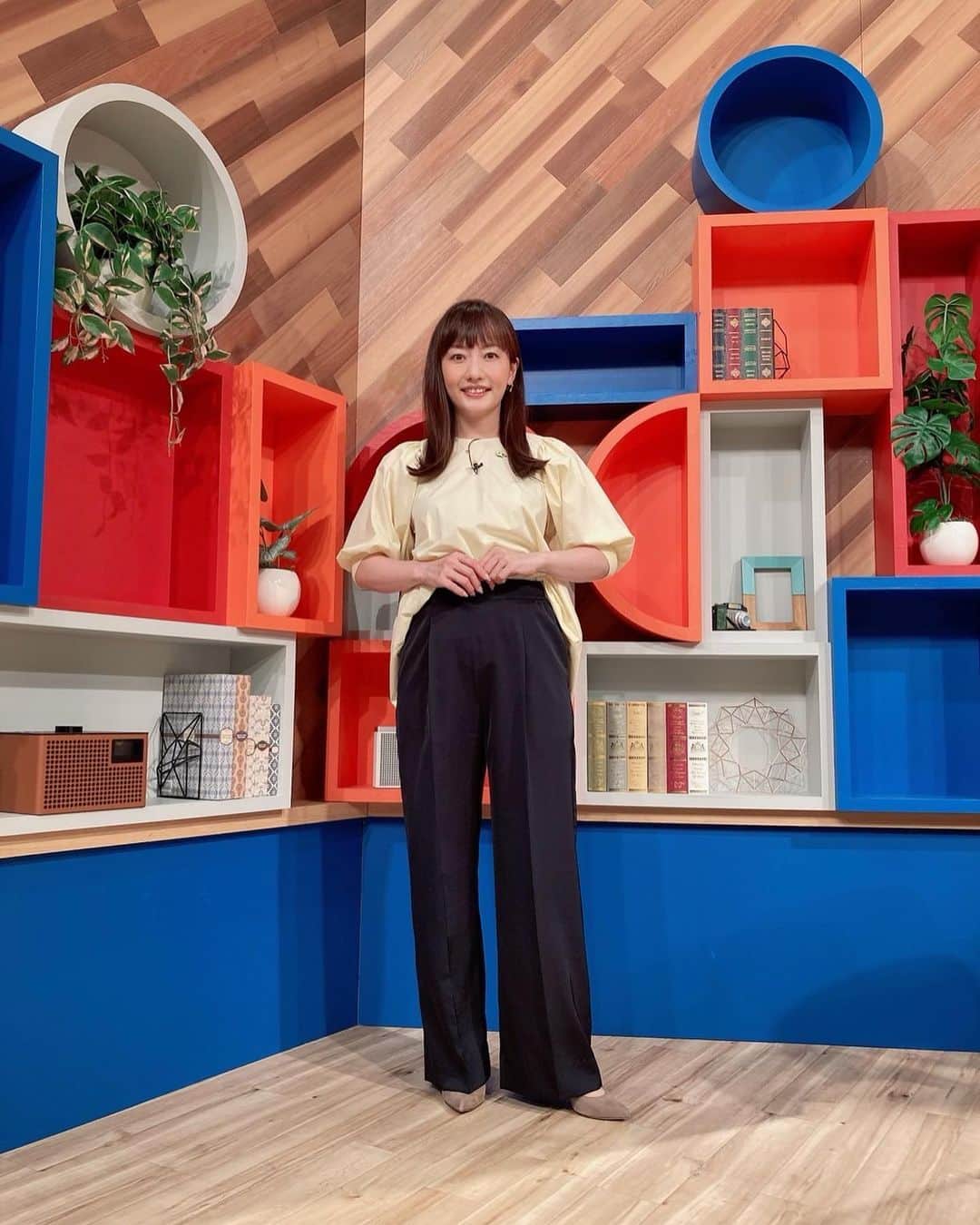 のインスタグラム：「ゴールデンウィークが始まりましたね🌿皆さんはどうお過ごしですか？ 今朝の東京都心は気持ちよく晴れています☀️ 正午からは『中居正広のキャスターな会』。お時間がある方には是非見て頂けたら嬉しいです🎤  #ブラウス #パンツ @_y_o_r_i_   #ピアス #ネックレス #リング @pourtoi_jp   #パンプス @kanematsu_official   #中居正広のキャスターな会 #世界の #マスク #事情 #テレビ朝日 #アナウンサー #島本真衣」