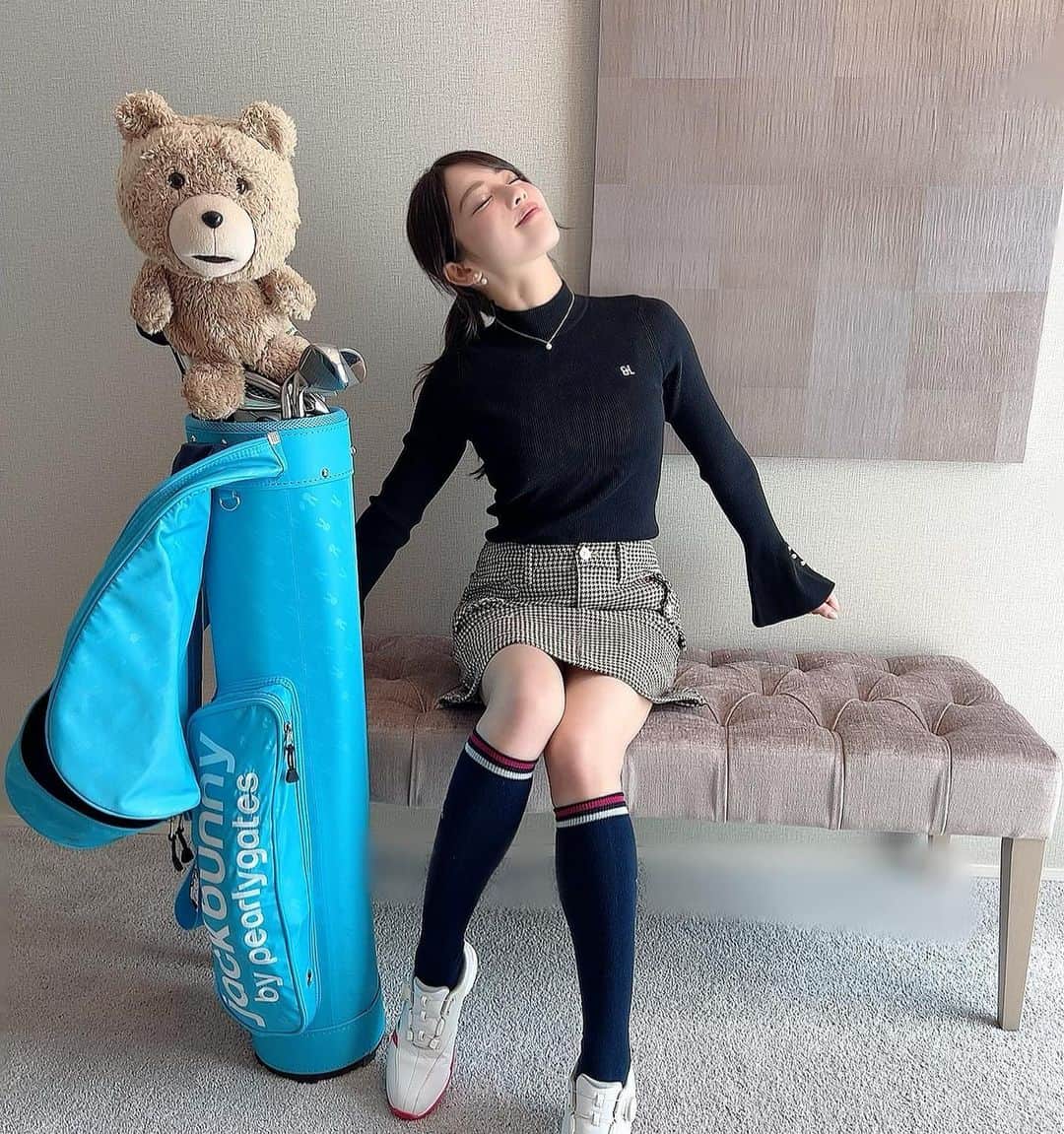 八幡美咲のインスタグラム：「金曜日はYouTube更新日。 ということで 今週は、 お気に入りのゴルフウェアと 今大人気の新ブランド 注目ゴルフウェアを 紹介しています(՞˶･֊･˶՞)♡  詳しくは本編で✨  YouTubeで八幡美咲と検索するか トップ画のURLから飛べます‪𓂃 𓈒𓏸◌‬  #⛳️ #ゴルフウェア #ゴルフ女子  #可愛いゴルフウェア #かわいいゴルフウェア」