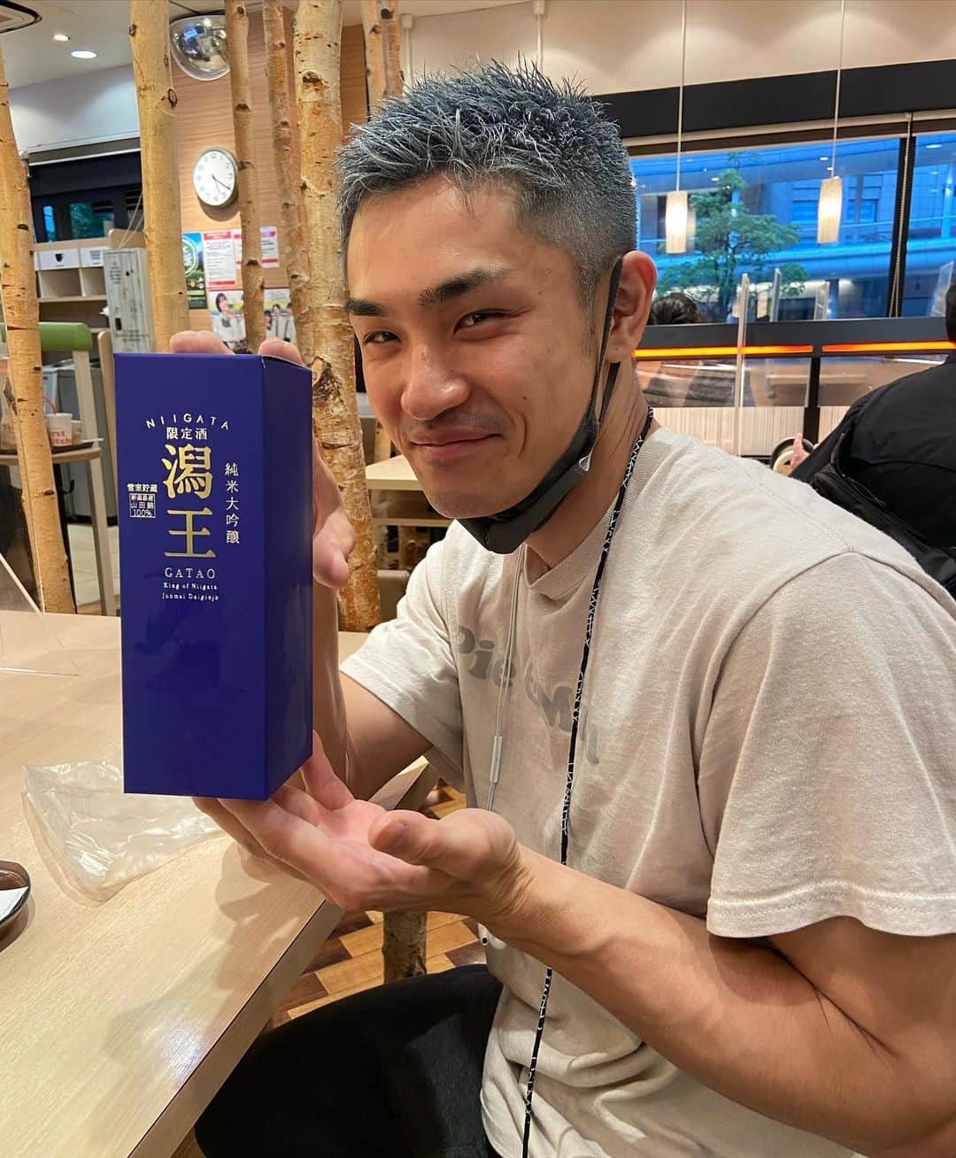上岡絵理さんのインスタグラム写真 - (上岡絵理Instagram)「・ （1枚目📷お風呂上がりの酔っ払いおっさん） （2枚目📷まだシラフ🤑） GW始まりはこんなもんでしょ？？w 数年ぶりにHenryちゃん☺️✨ スピードクライミング日本代表おめでとう㊗️ 何故か学生気分で酒の場でないとこで、お酒について語り合いました😂w （もっと話す事あるだろ！おい！） ・ ヘンリーのスポンサーである　@tamagawa_yukikura さんのお酒を🍶頂きましたので今晩は日本酒に料理は何かなー🤔？ って思ったらガッツリ洋食作ってしまった‼️ お酒🍶大変に美味しゅうございました🙇‍♀️💕 ・ 毎日飲みそうで怖いや〜😂w いやーそれくらい美味しかったです✨✨ これはデブ活には良きエキスや🤣🤪🤣 『皆さん気をつけて🙌』www ・ 色んなお酒があるみたいで、お値段もリーズナブルなので是非お酒好きな方は見てみて下さい❣️ @tamagawa_yukikura ・ #みんなはGWどうするの？ #アラサーの生き方 #クライミング #ボルダリング #アウトドア #クライミング女子 #ボルダリング女子 #登山 #クライマー #climbing #climb #rock #rockclimbing #sportclimbing #climblikeagirl #shortpersonbeta #training #bouldering #outdoor #climber #sports #athlete」4月29日 23時02分 - eri_matsumoto.k