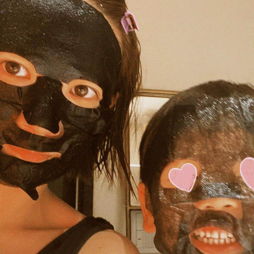 伊藤千晃のインスタグラム：「とある日の親子（笑） ⁡ 一緒にやりたい!ってパックの使わないほうのシートのを一生懸命顔にくっつけて満足そうにしていましたw ⁡ 息子の発想にいつも笑っちゃうわ🤣w ⁡ #パック親子 #4歳 #息子」