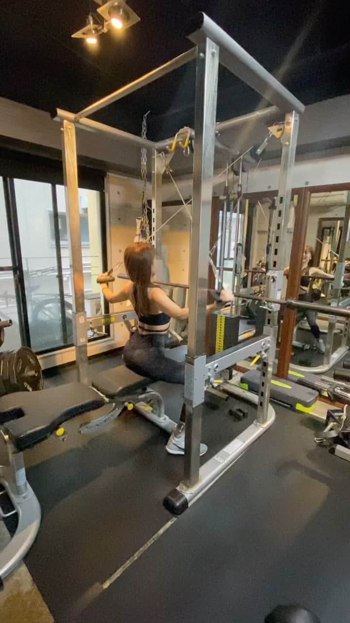 のインスタグラム：「今日も一日お疲れ様でした☺️ 一週間に一回の筋トレ 北島達也さんにトレーニングでbodymake #vodeza #北島達也　#bodymake #fitness  #筋トレ　#gym #パーソナルジム　#熊切あさ美　#nopainnogain」
