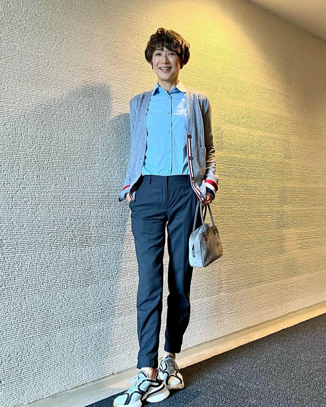 黒田知永子のインスタグラム：「. 襟が丸いところ 水色が綺麗なところ がお気に入りのブラウス☺︎  #パナソニック保護犬猫譲渡会2022  明日までやっています。 詳しくは @sippo_official  を見てくださいね。  #なんだか寒い１日  #ちょっとトラッド #gucci のブラウス 御殿場でゲット👌 #黒田知永子  #chiekokuroda」